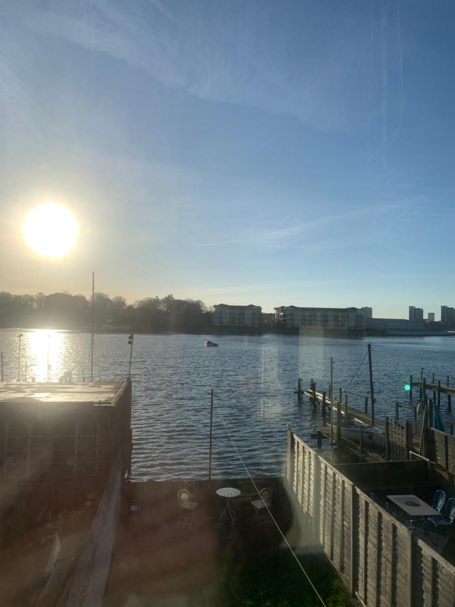 Holiday home Stylish 2 Bed Riverside House, 2 Kingsize Beds, Free Parking Southampton