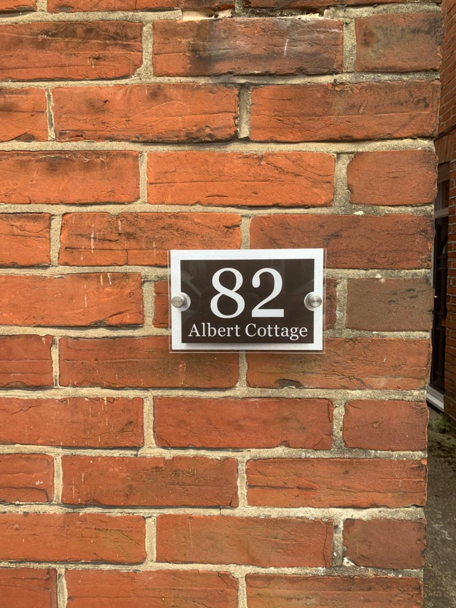 Stylish 2 Bed Riverside House, 2 Kingsize Beds, Free Parking Southampton