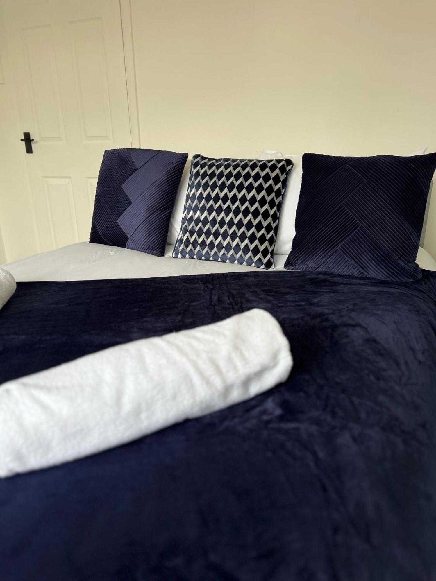 Hospital Convenience - 3 Bed House, Driveway Parking, High Speed Wifi