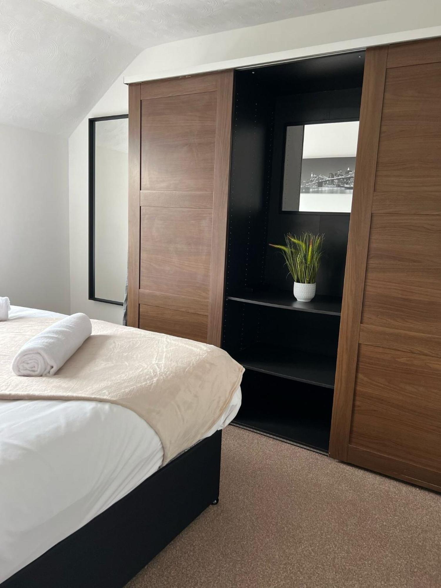 Hospital Convenience - 3 Bed House, Driveway Parking, High Speed Wifi * Southampton
