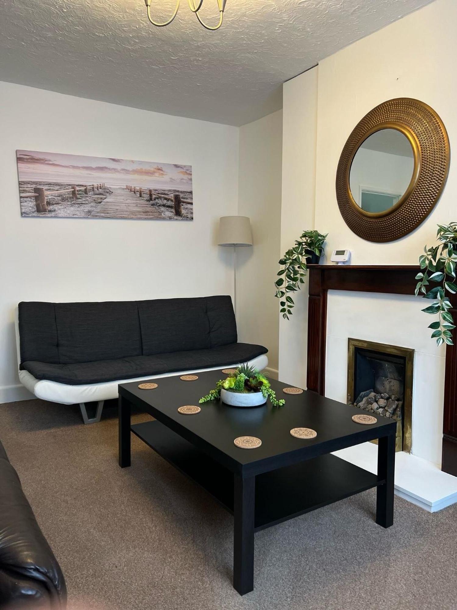 Holiday home Hospital Convenience - 3 Bed House, Driveway Parking, High Speed Wifi Southampton