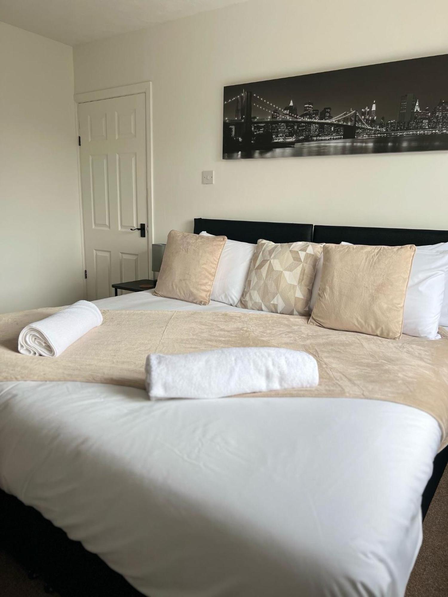 Hospital Convenience - 3 Bed House, Driveway Parking, High Speed Wifi Holiday home *
