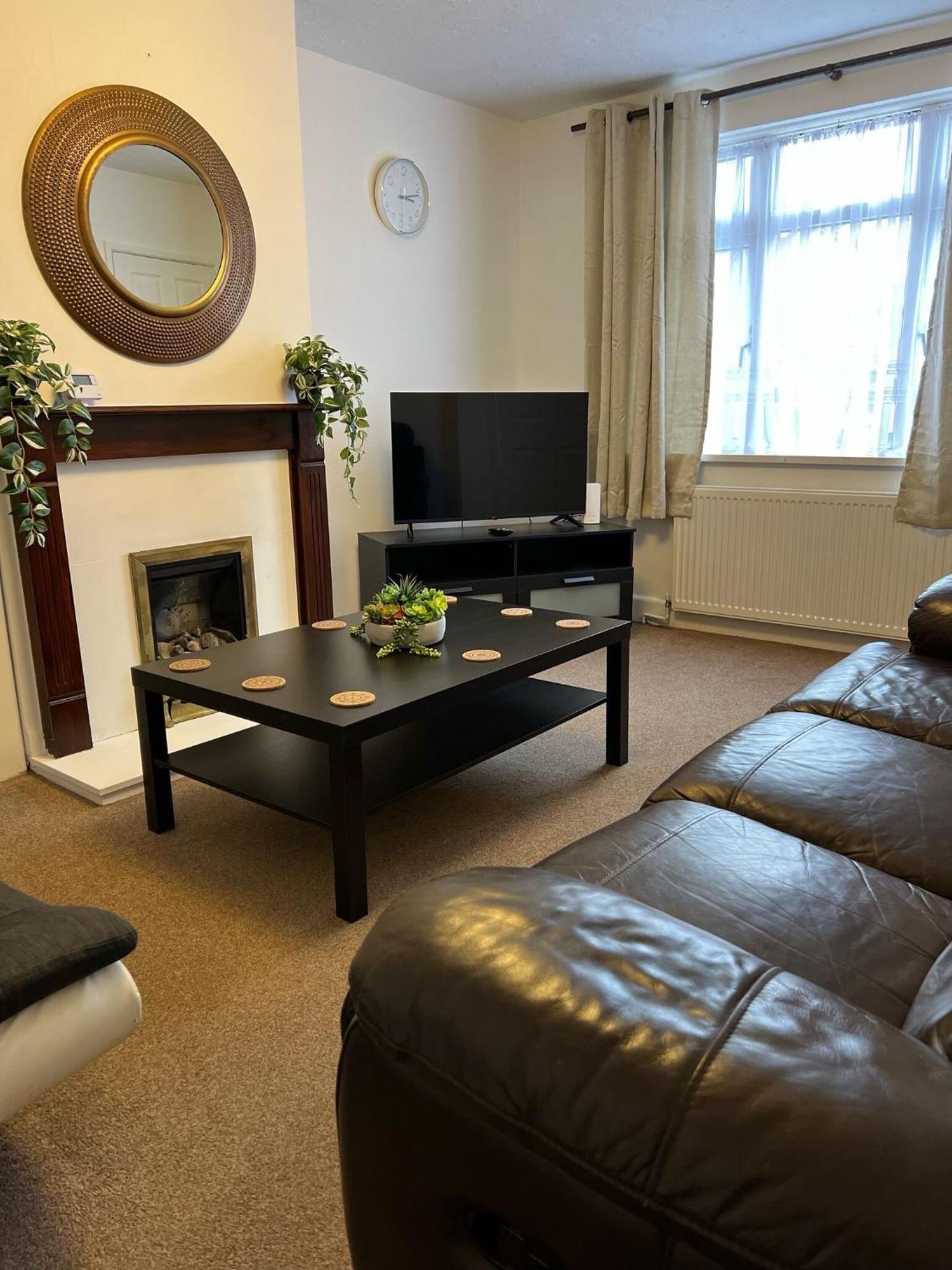 Holiday home Hospital Convenience - 3 Bed House, Driveway Parking, High Speed Wifi