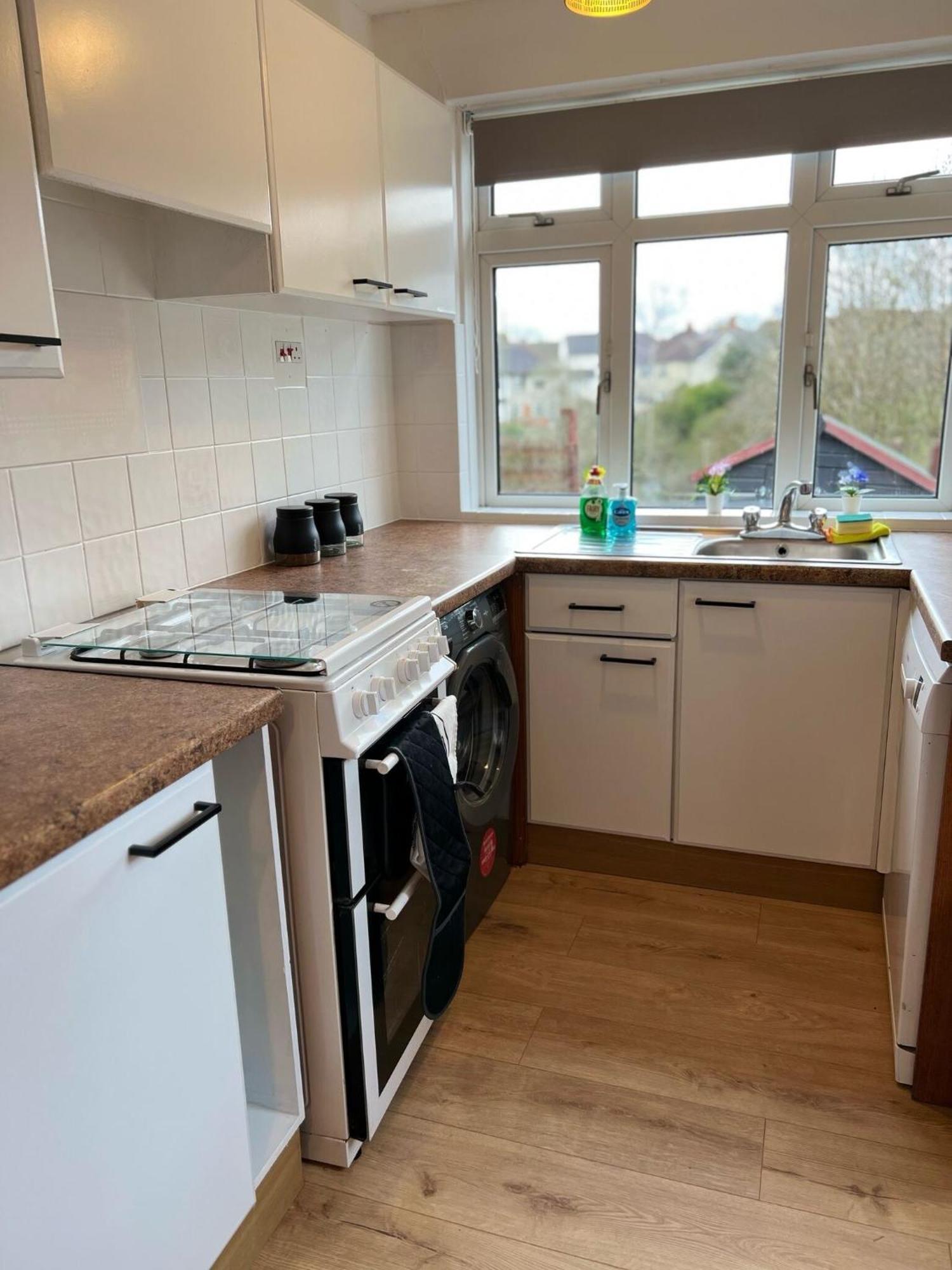 Holiday home Hospital Convenience - 3 Bed House, Driveway Parking, High Speed Wifi *