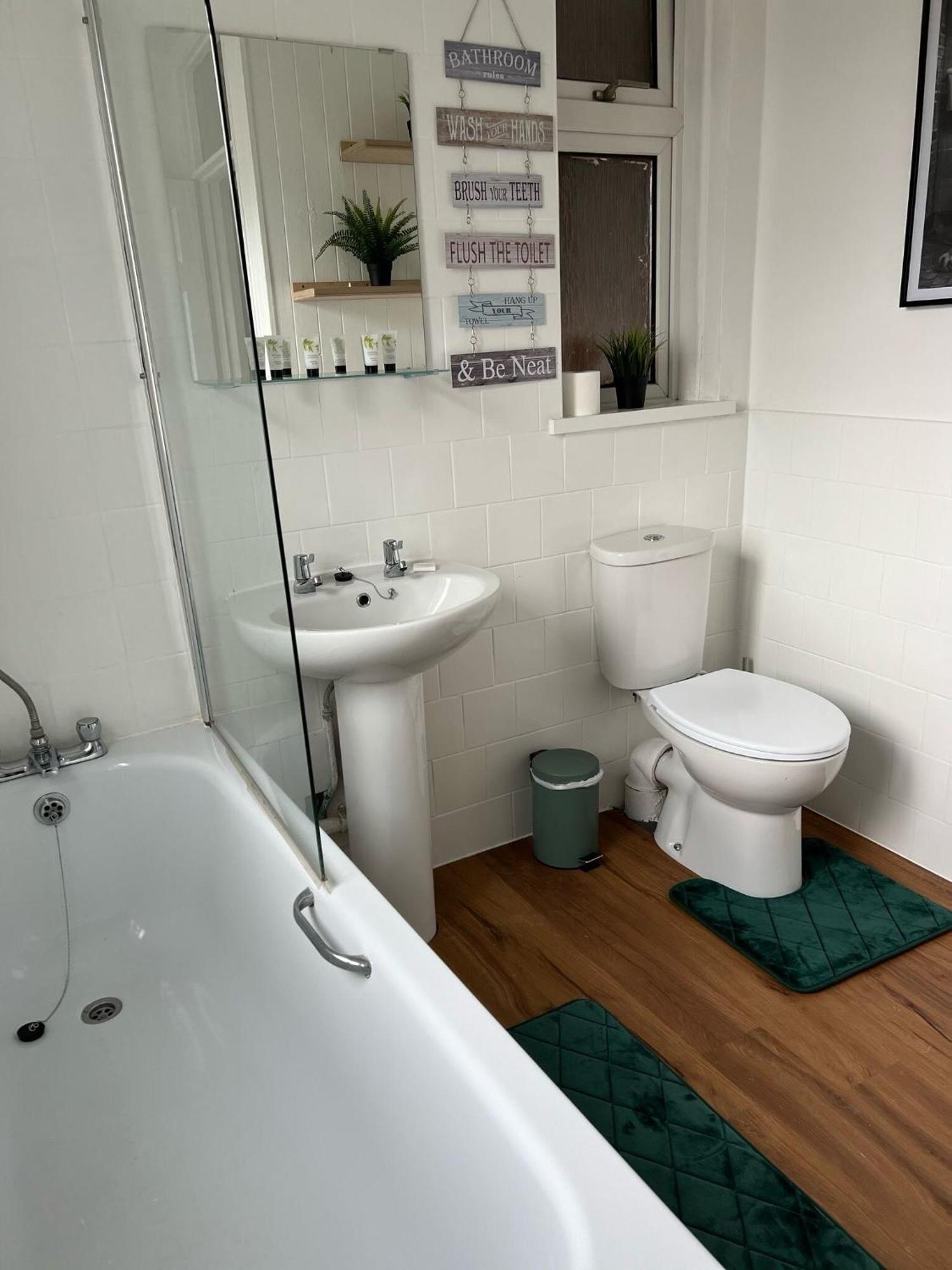 Hospital Convenience - 3 Bed House, Driveway Parking, High Speed Wifi Southampton