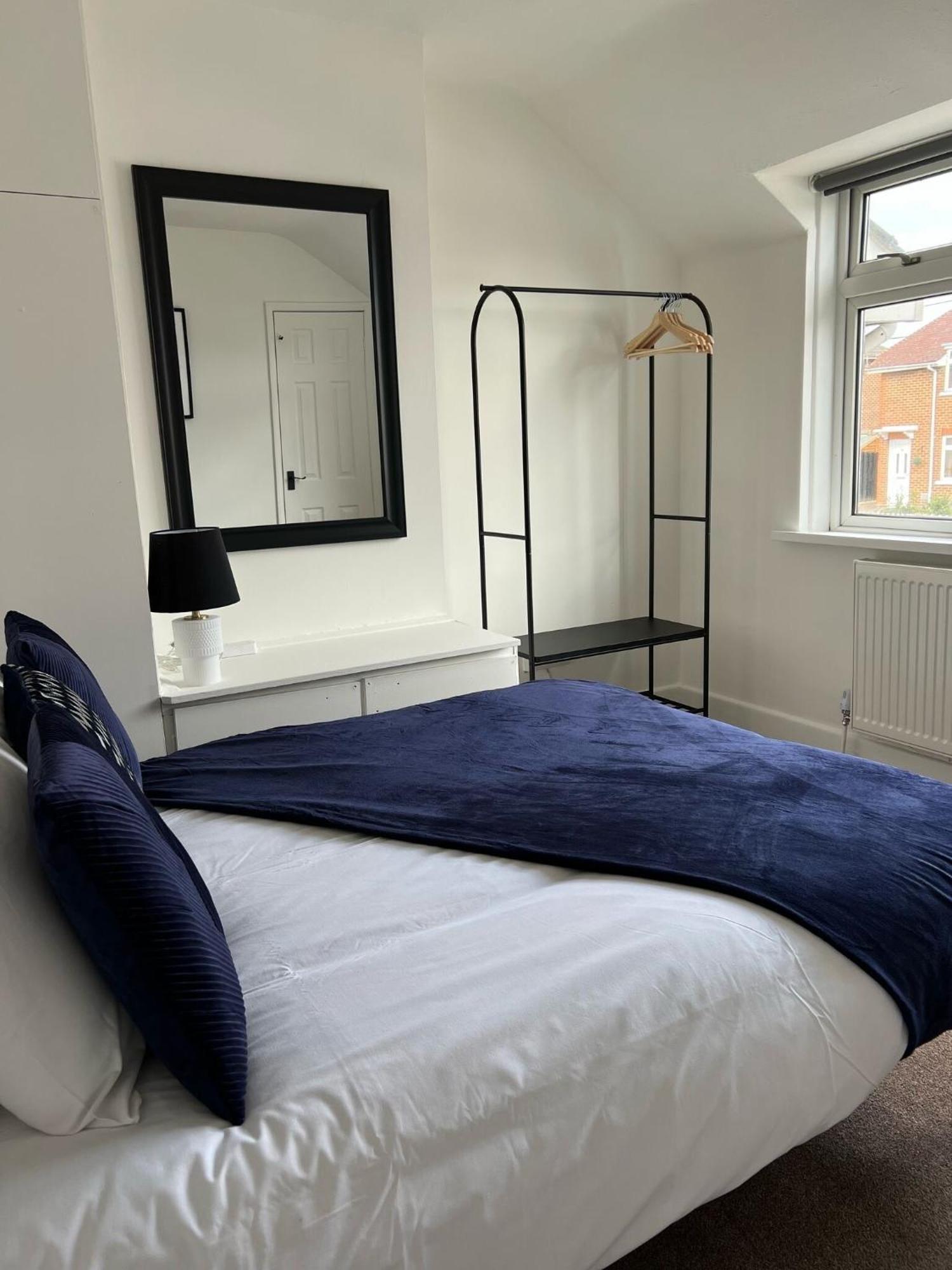 Hospital Convenience - 3 Bed House, Driveway Parking, High Speed Wifi Holiday home Southampton