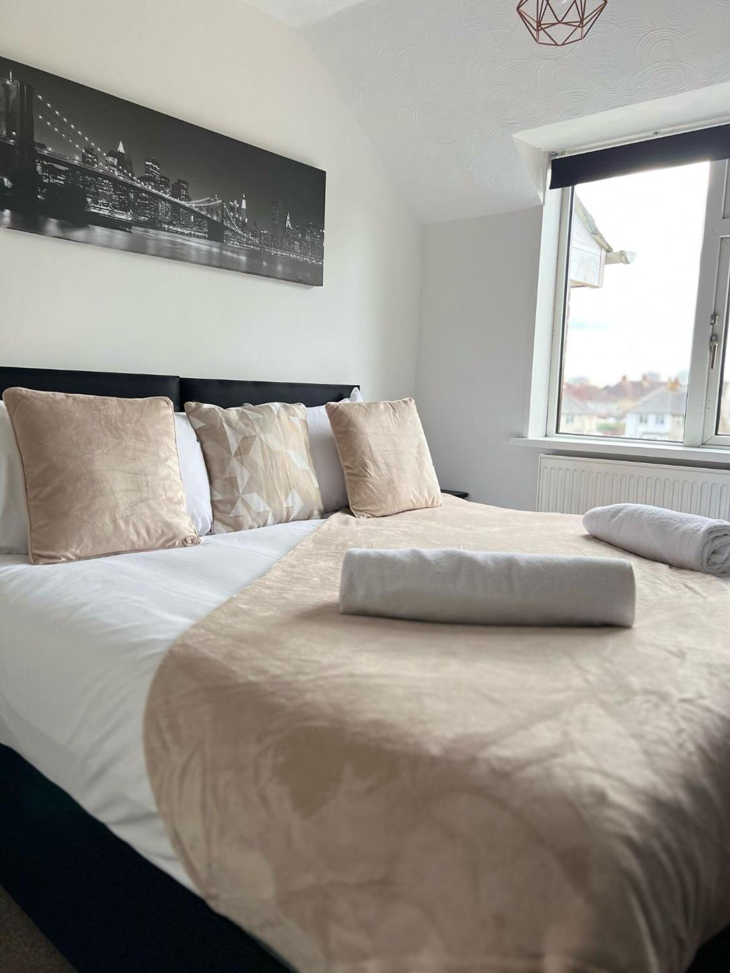 Holiday home Hospital Convenience - 3 Bed House, Driveway Parking, High Speed Wifi Southampton