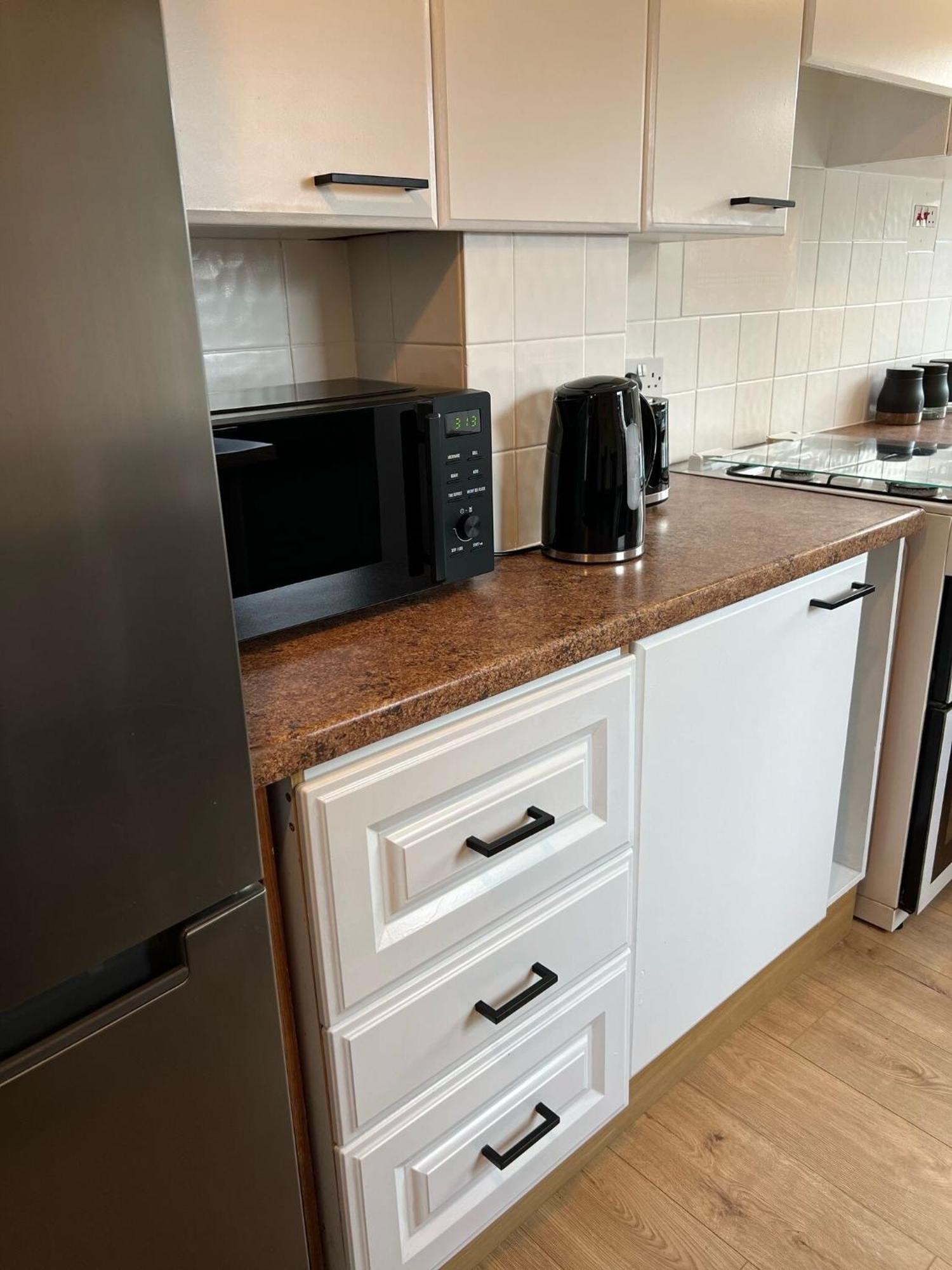 Hospital Convenience - 3 Bed House, Driveway Parking, High Speed Wifi Holiday home *