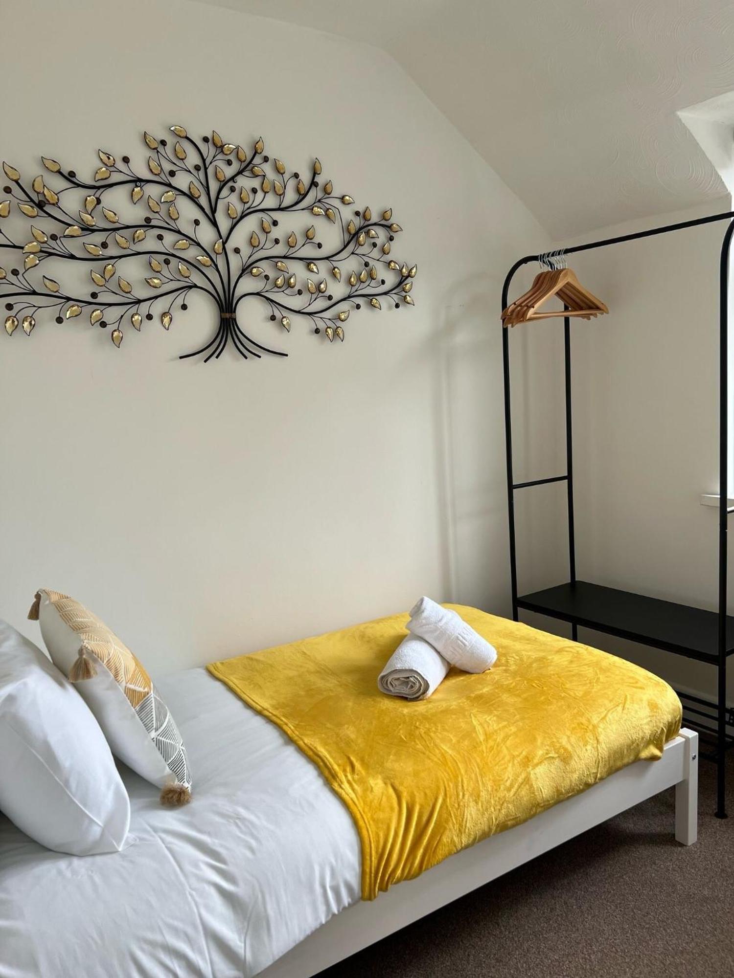 Hospital Convenience - 3 Bed House, Driveway Parking, High Speed Wifi * Southampton