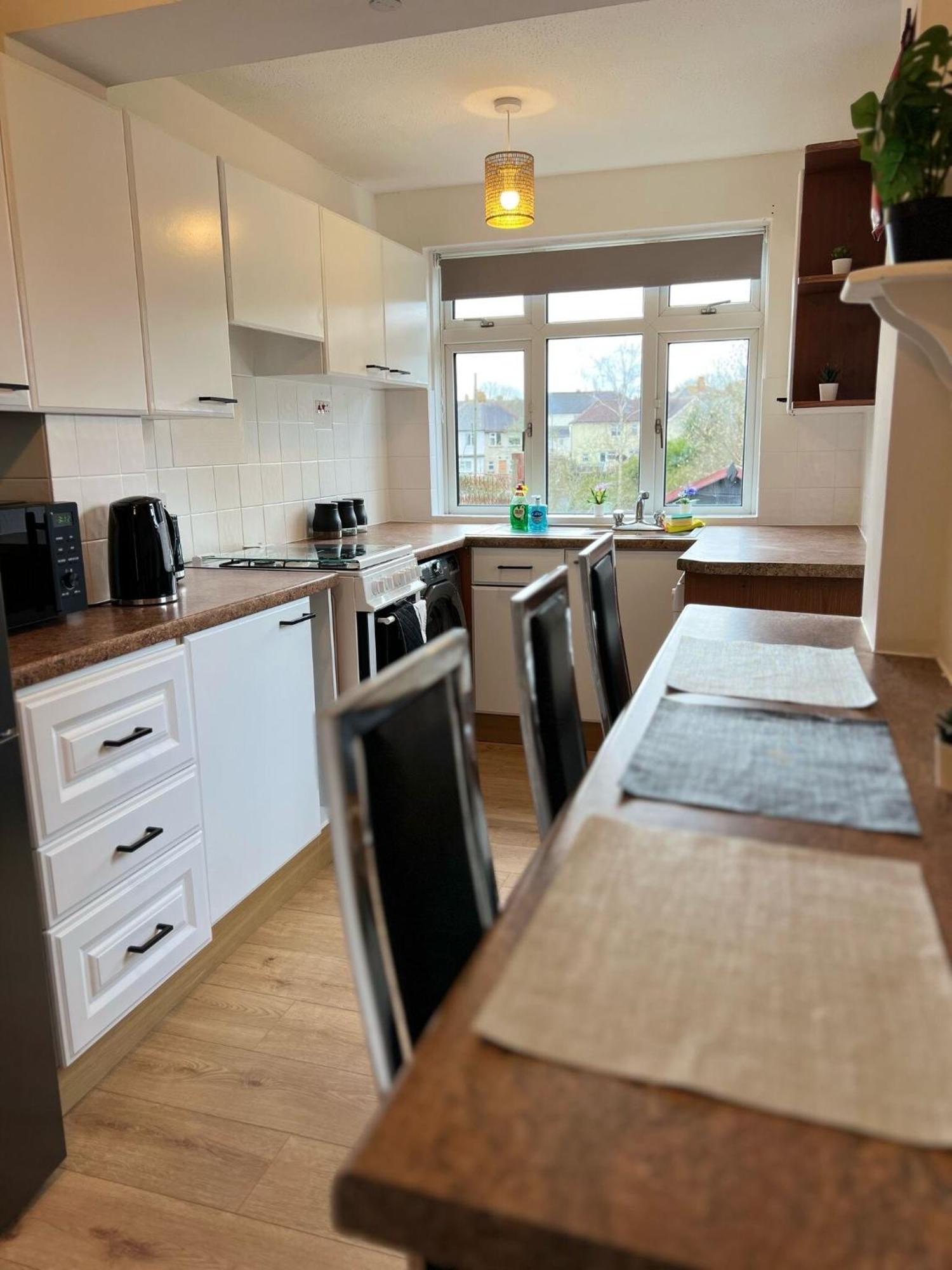 Holiday home Hospital Convenience - 3 Bed House, Driveway Parking, High Speed Wifi *