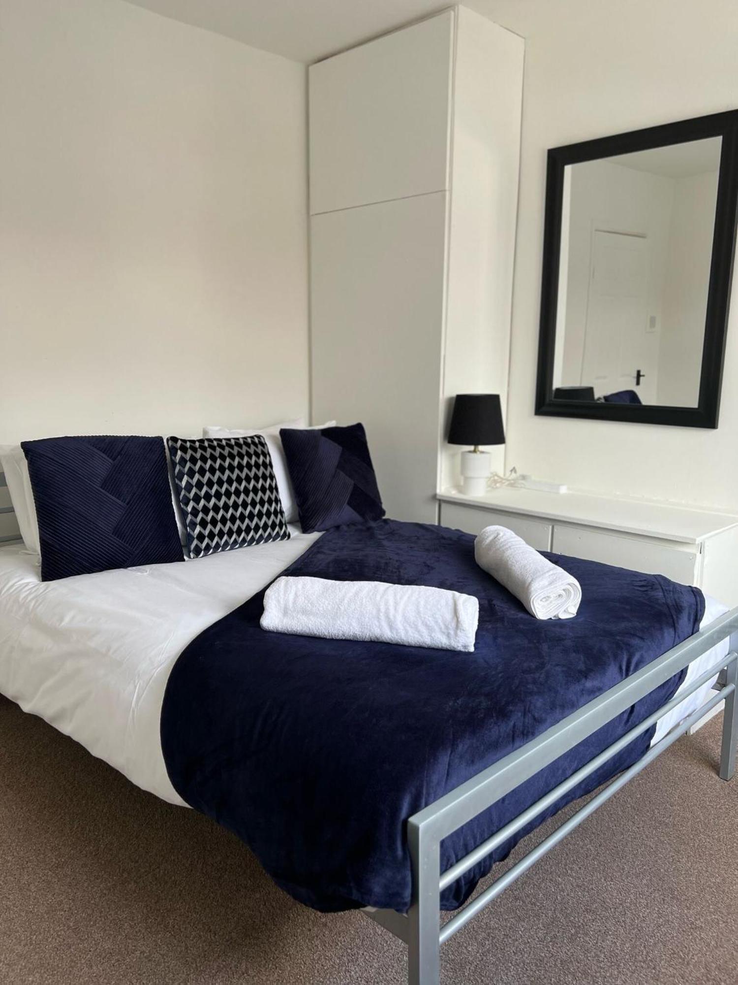 Hospital Convenience - 3 Bed House, Driveway Parking, High Speed Wifi Holiday home Southampton