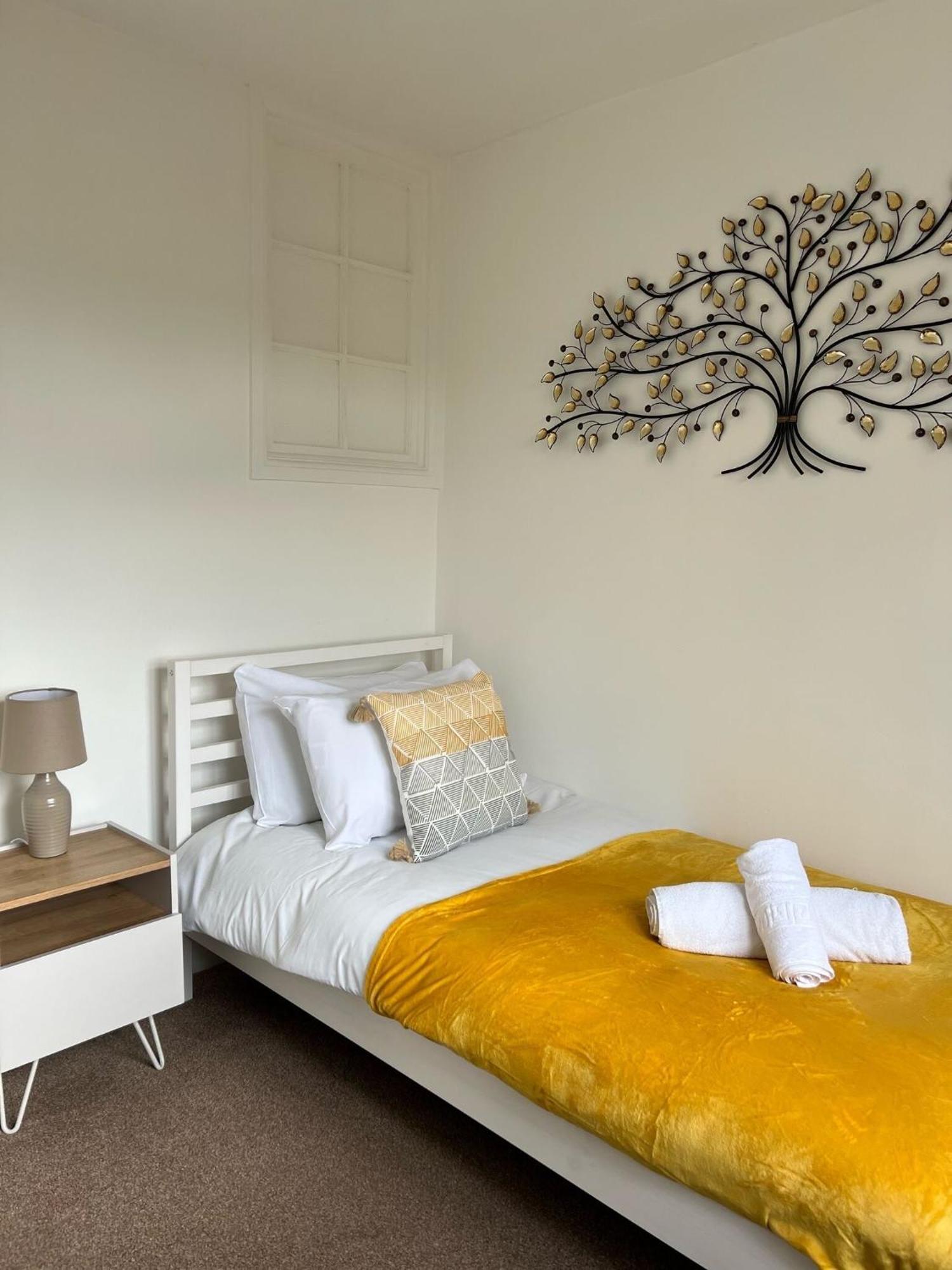 Hospital Convenience - 3 Bed House, Driveway Parking, High Speed Wifi Holiday home Southampton
