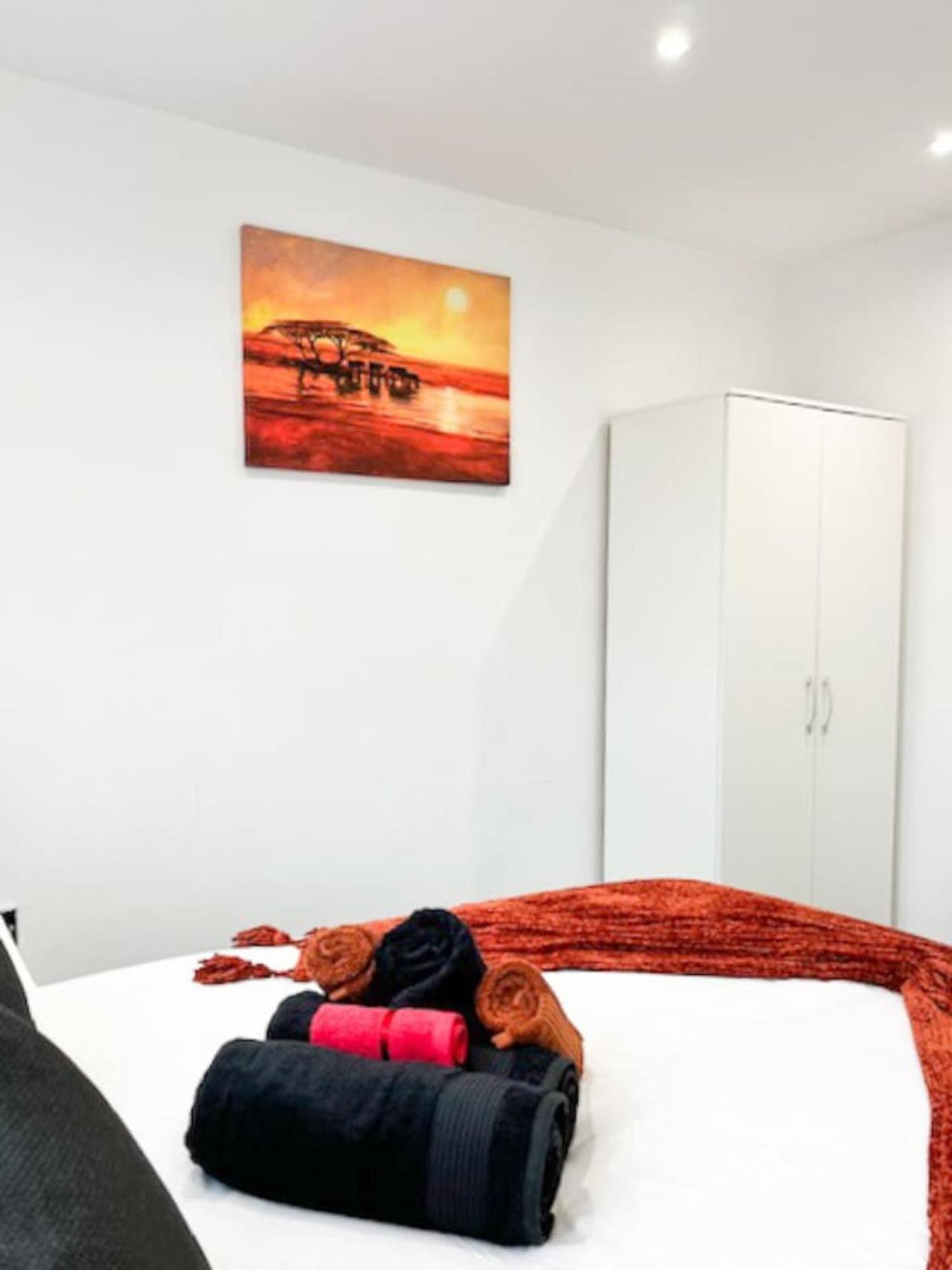 Luxury And Spacious 3 Bedroom In *