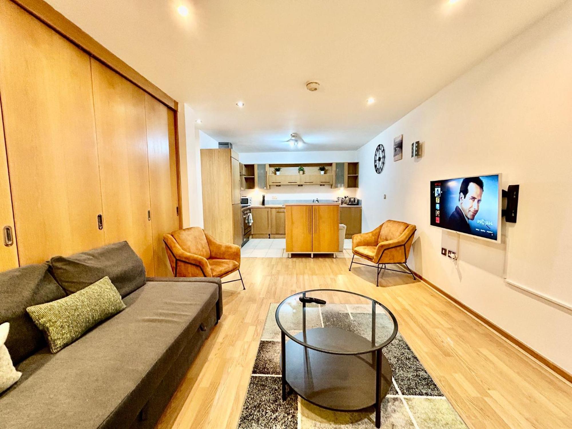 Centre Apartment, Nr West Quay, Free Parking