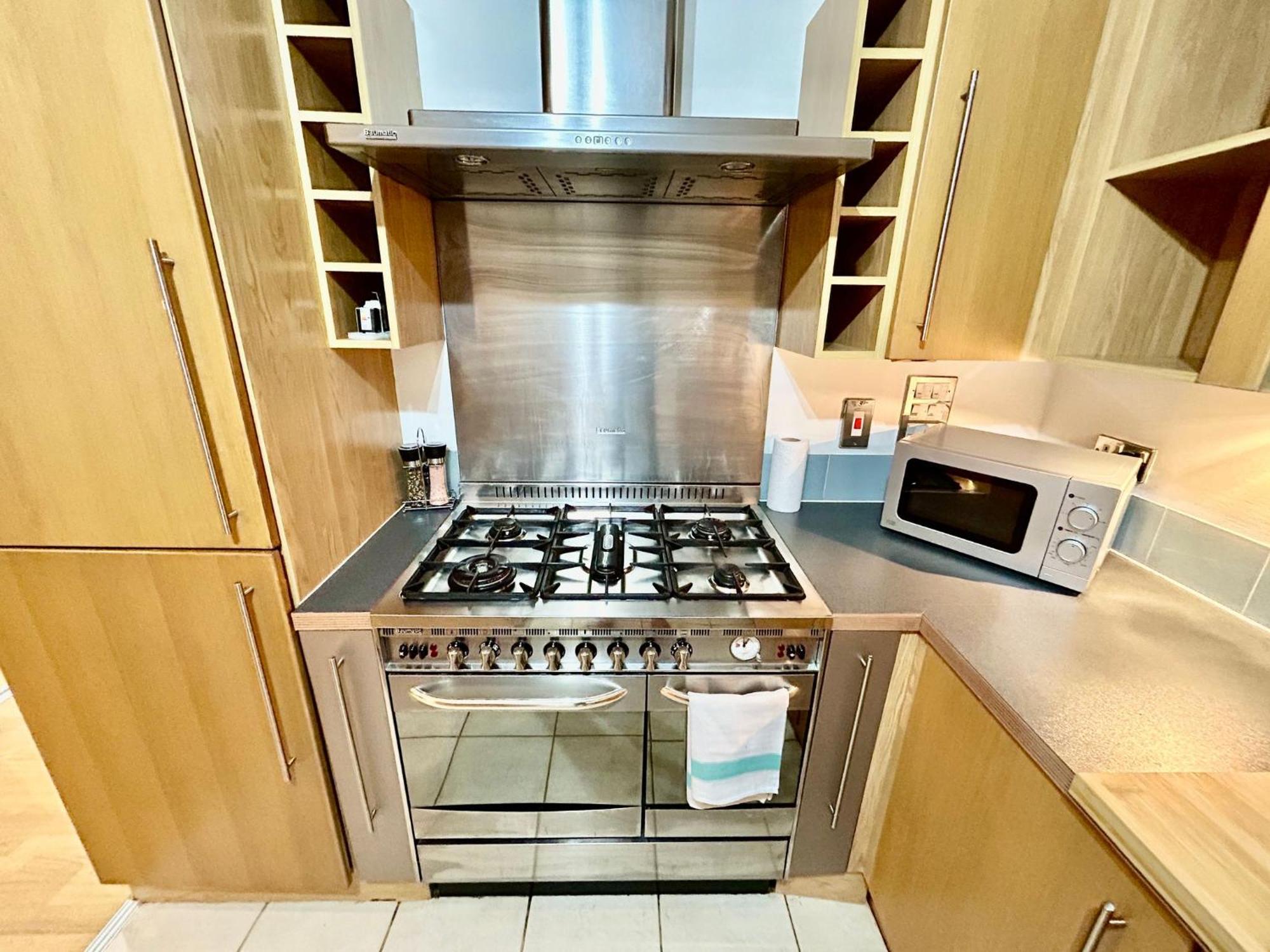 Centre Apartment, Nr West Quay, Free Parking