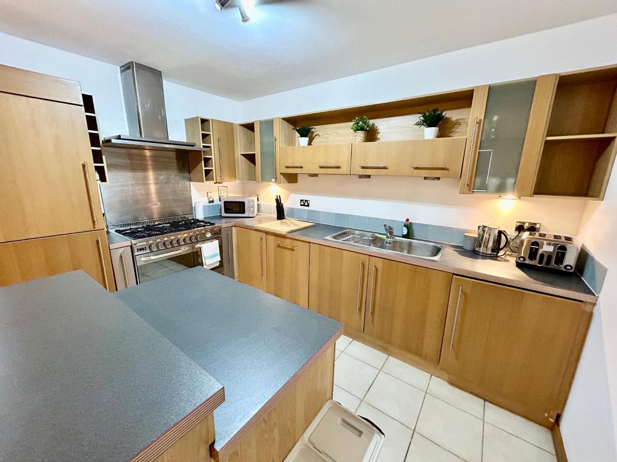 Apartment Centre Apartment, Nr West Quay, Free Parking *