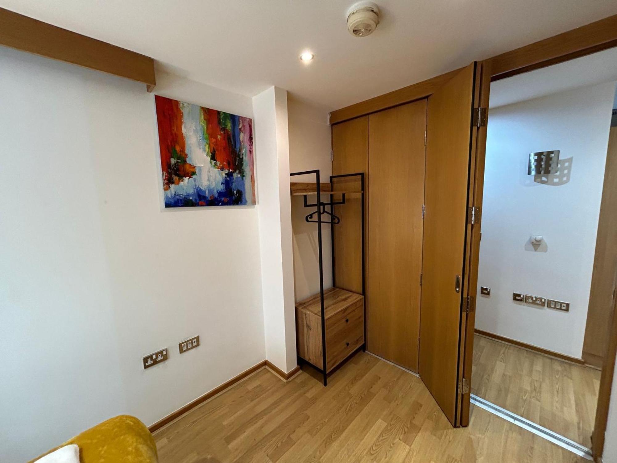Centre Apartment, Nr West Quay, Free Parking