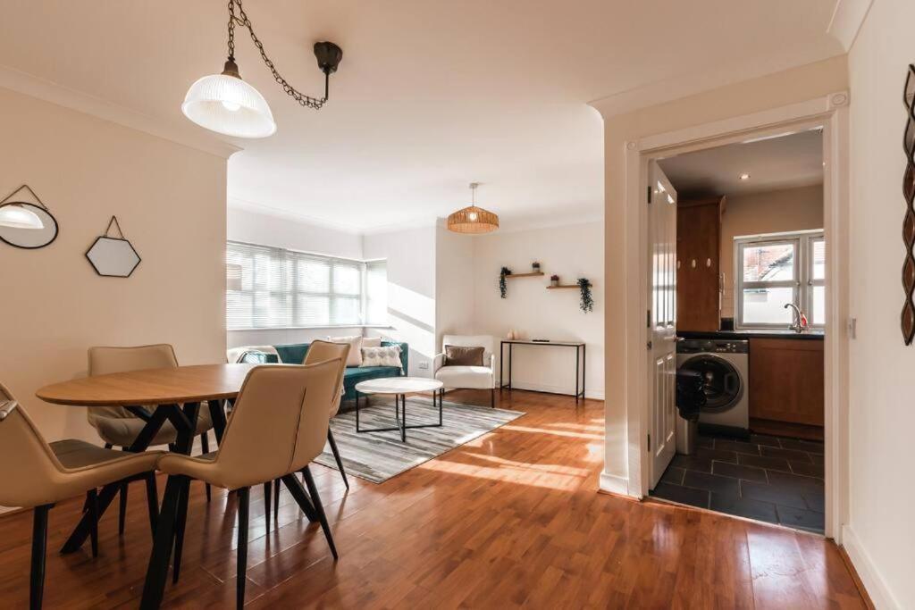 Comfortable Two-bedroom Azurite Apartment