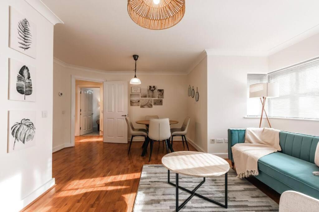 Comfortable Two-bedroom Azurite Apartment *