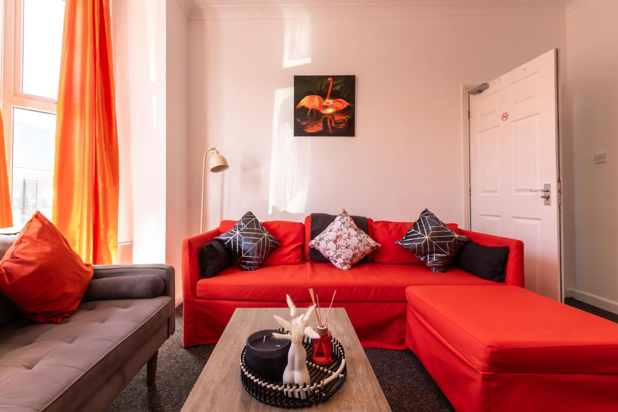 Contractor Free Parking Town Centre Wifi 5 Bedrooms Sleeps 11 Holiday home