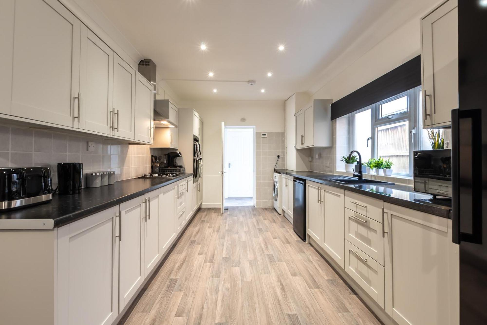 Contractor Free Parking Town Centre Wifi 5 Bedrooms Sleeps 11