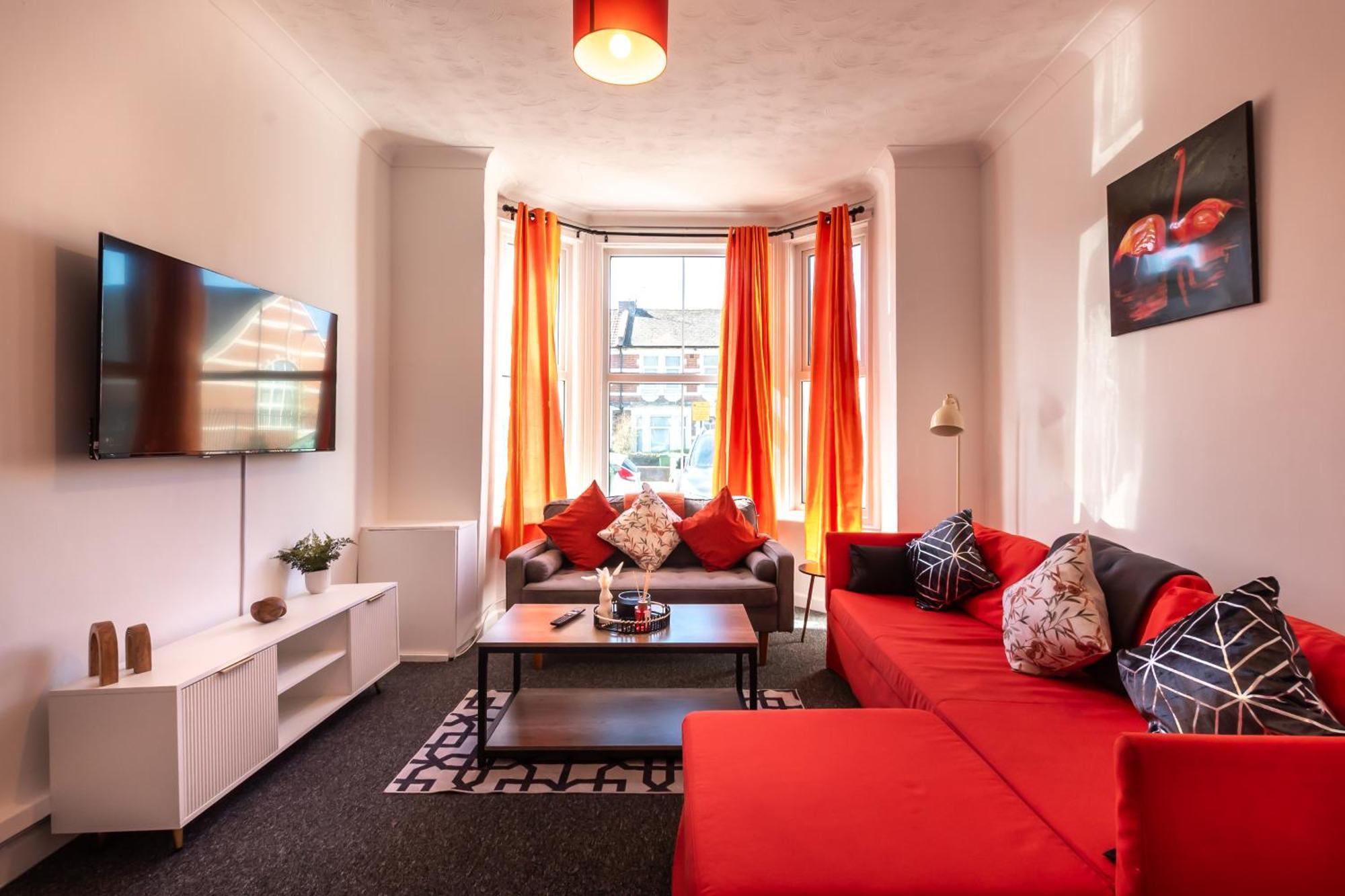 Contractor Free Parking Town Centre Wifi 5 Bedrooms Sleeps 11 *