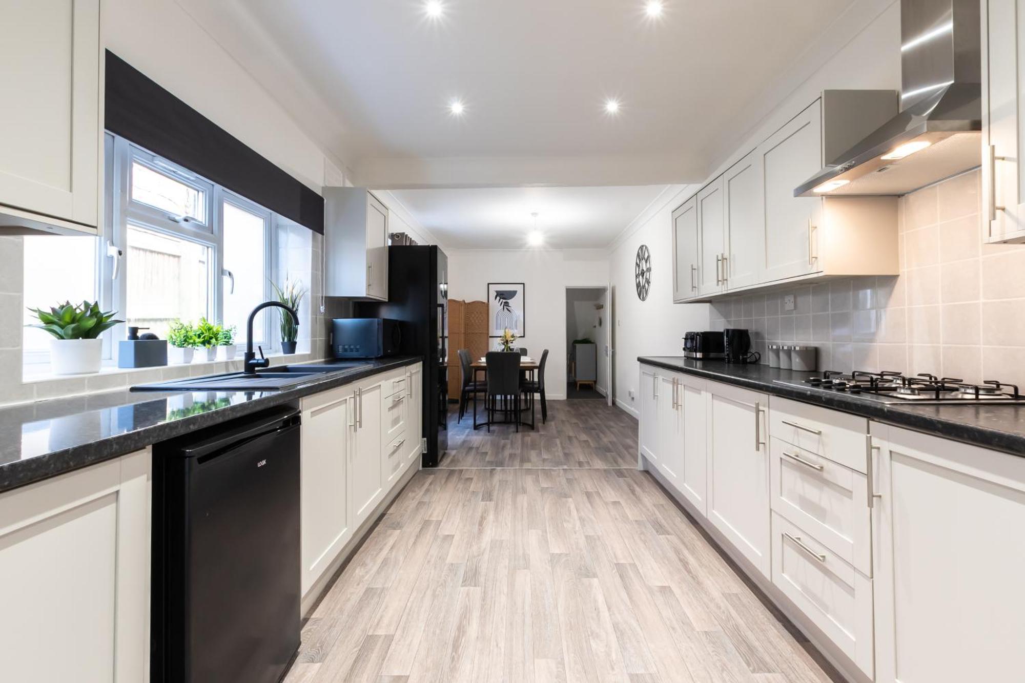 Contractor Free Parking Town Centre Wifi 5 Bedrooms Sleeps 11 Holiday home