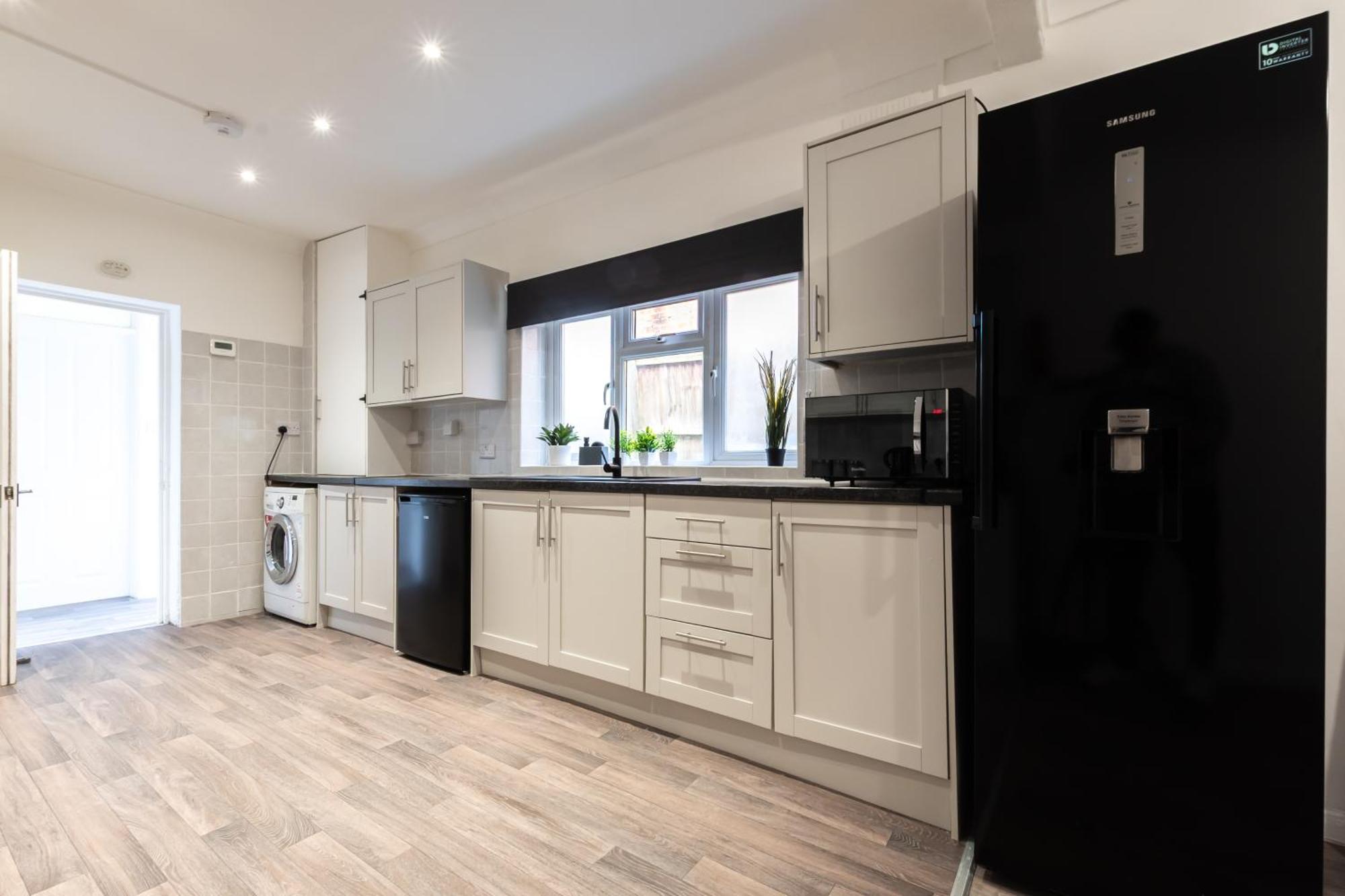Contractor Free Parking Town Centre Wifi 5 Bedrooms Sleeps 11 Holiday home *