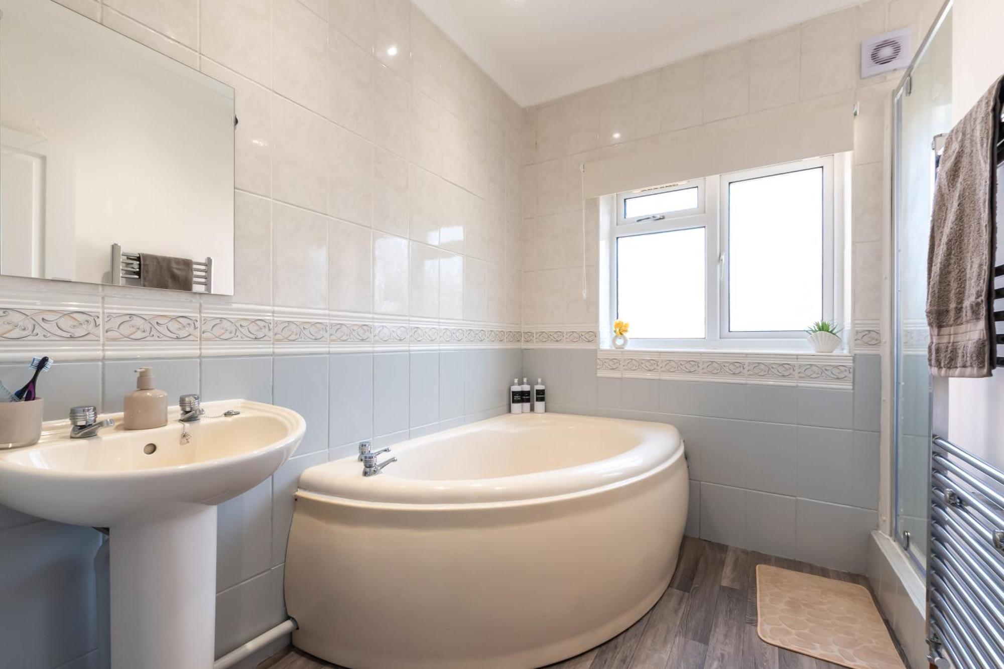 Contractor Free Parking Town Centre Wifi 5 Bedrooms Sleeps 11 *