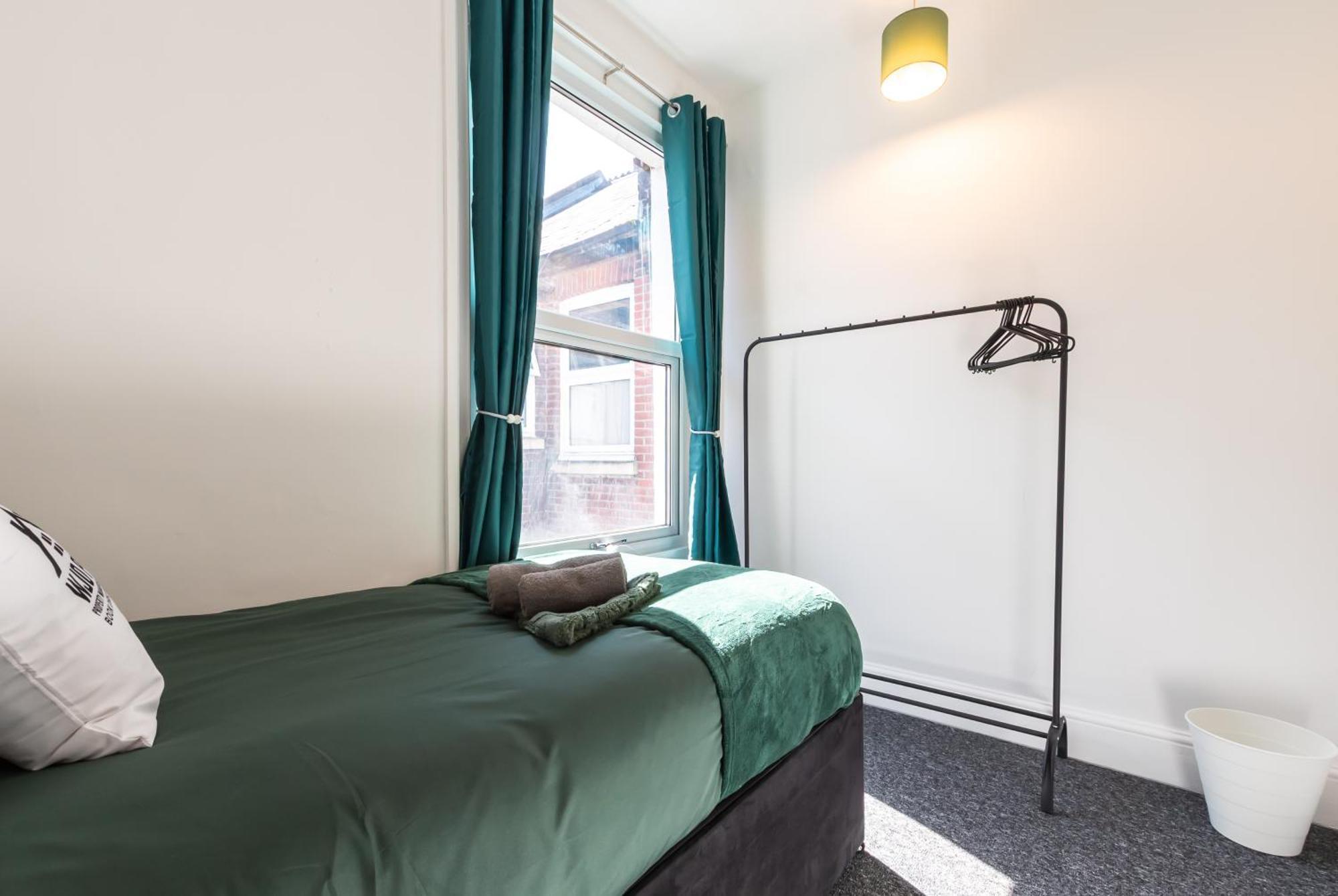 Holiday home Contractor Free Parking Town Centre Wifi 5 Bedrooms Sleeps 11