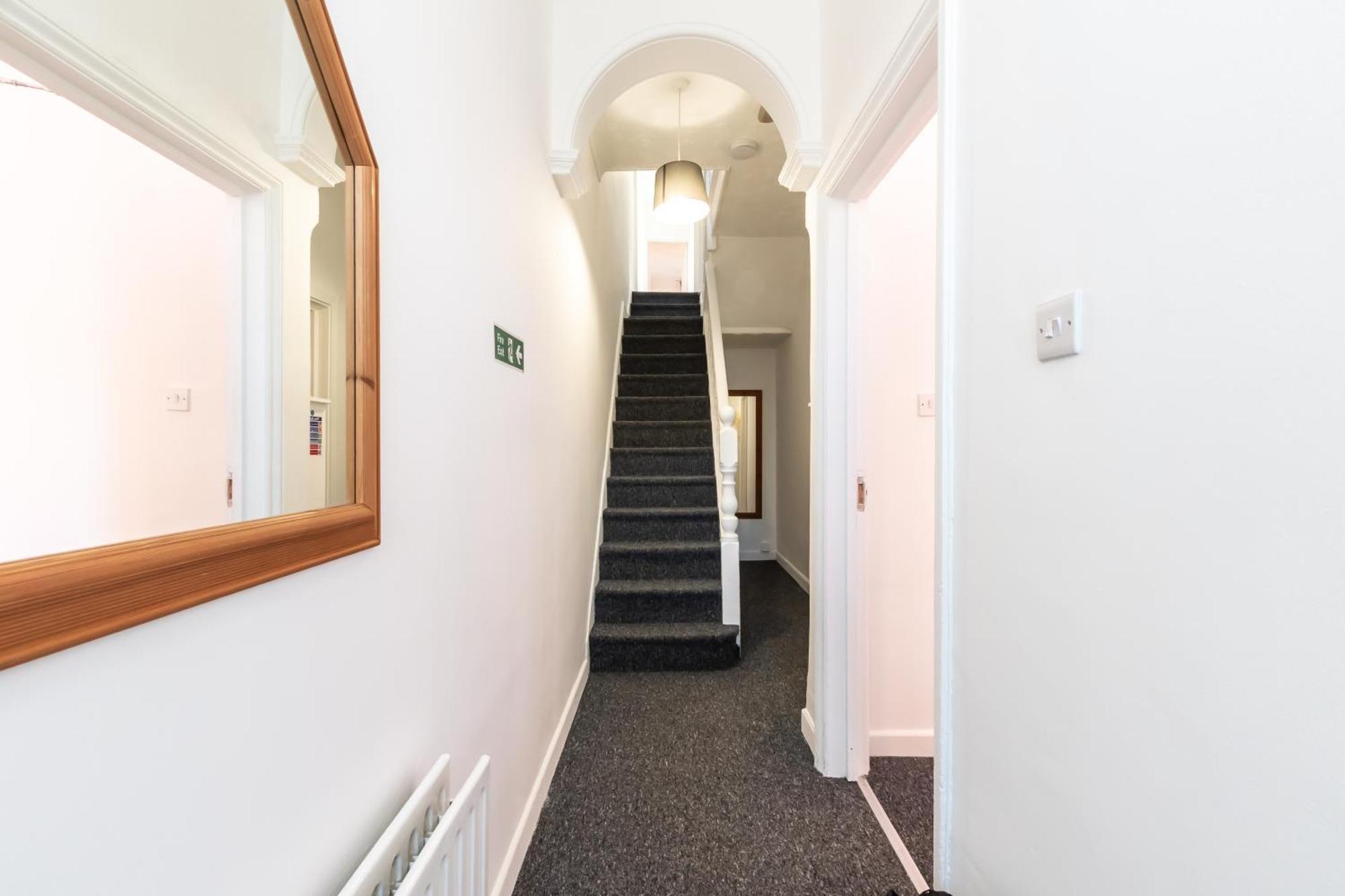 Holiday home Contractor Free Parking Town Centre Wifi 5 Bedrooms Sleeps 11 *