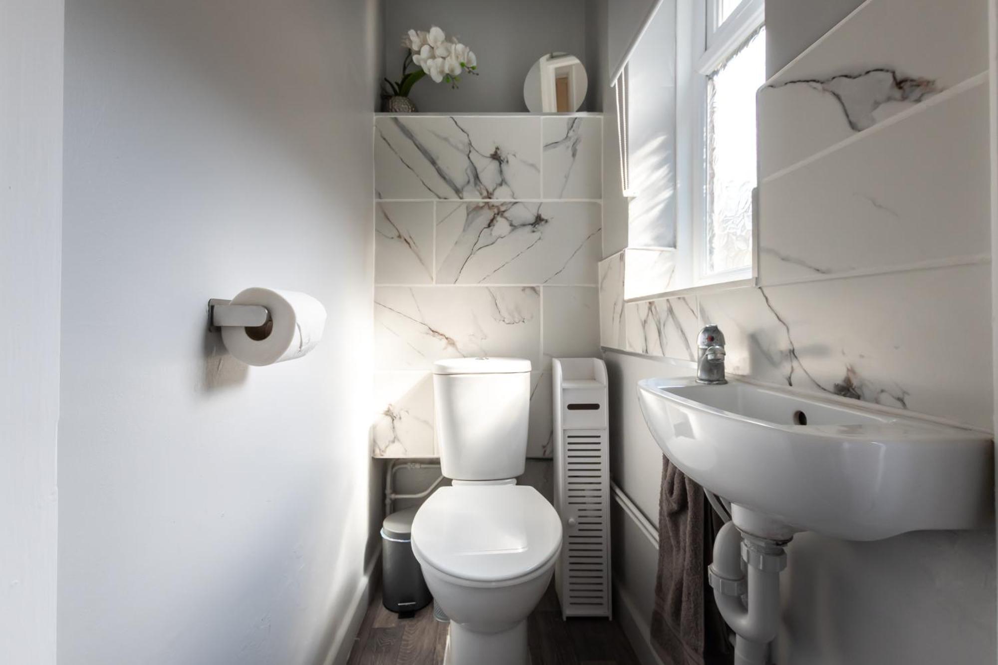 Holiday home Contractor Free Parking Town Centre Wifi 5 Bedrooms Sleeps 11 *