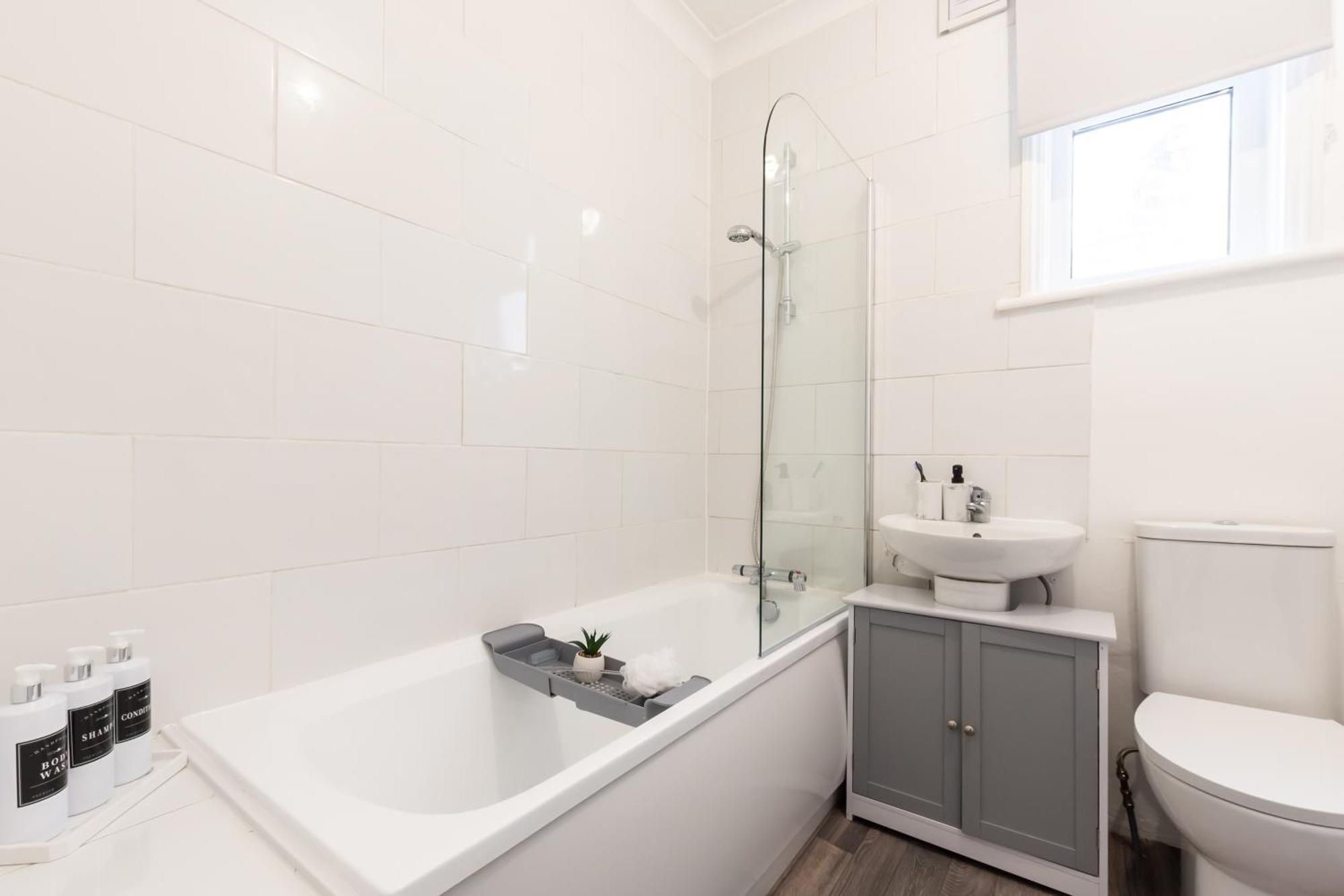 Contractor Free Parking Town Centre Wifi 5 Bedrooms Sleeps 11