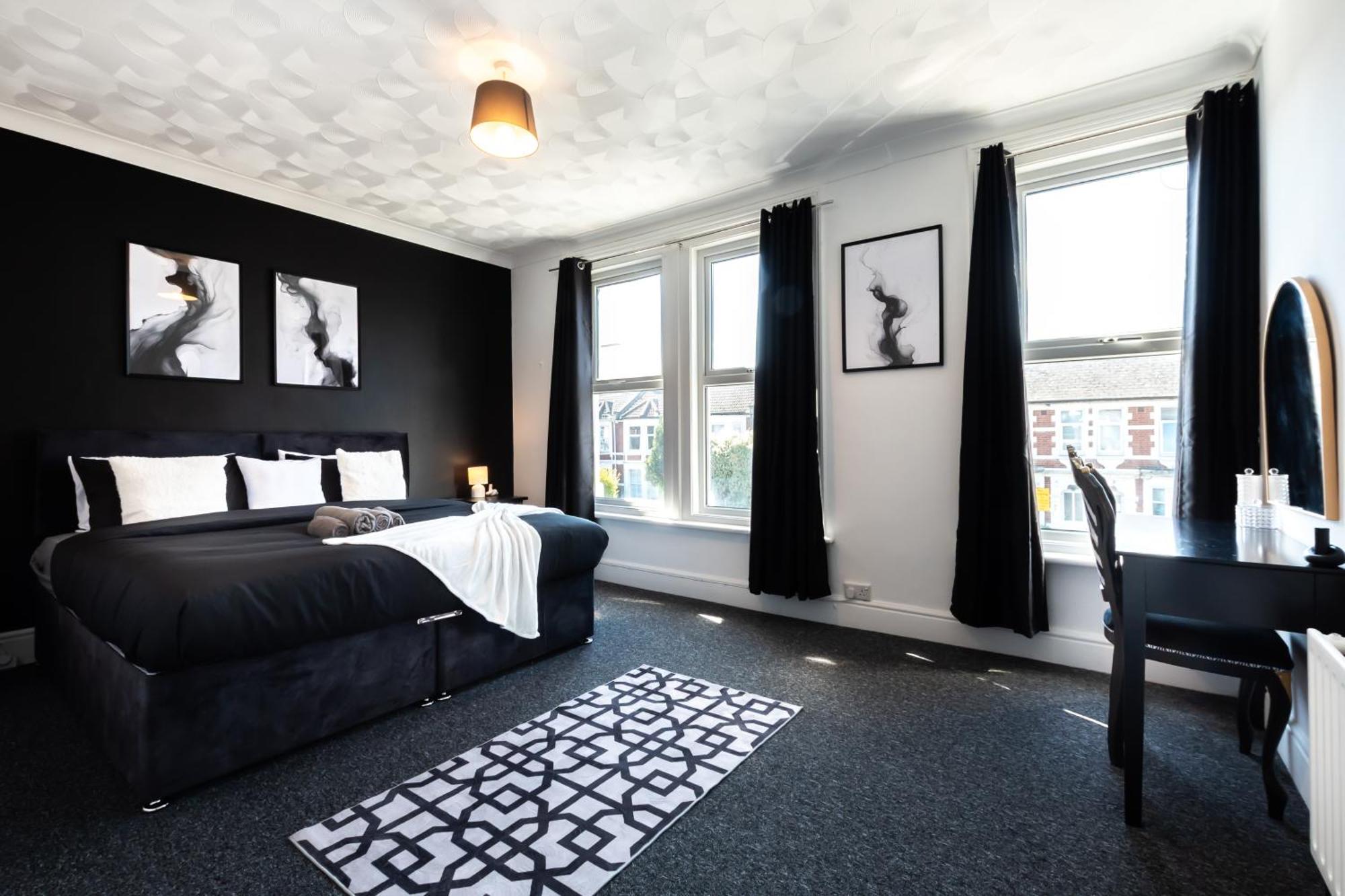 Holiday home Contractor Free Parking Town Centre Wifi 5 Bedrooms Sleeps 11 *