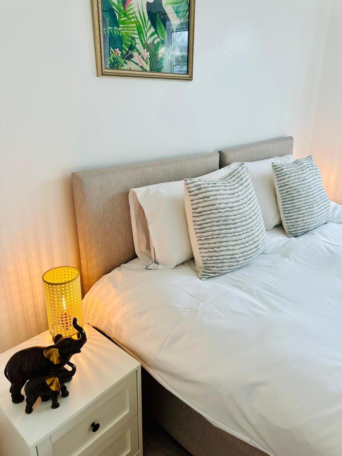 Spacious 4 Bed With Free Parking