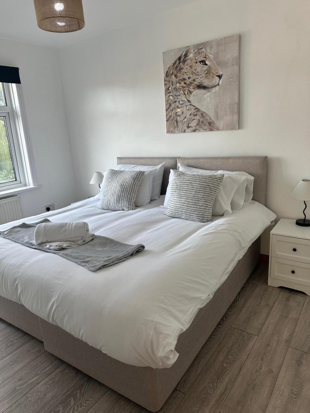 Holiday home Spacious 4 Bed With Free Parking