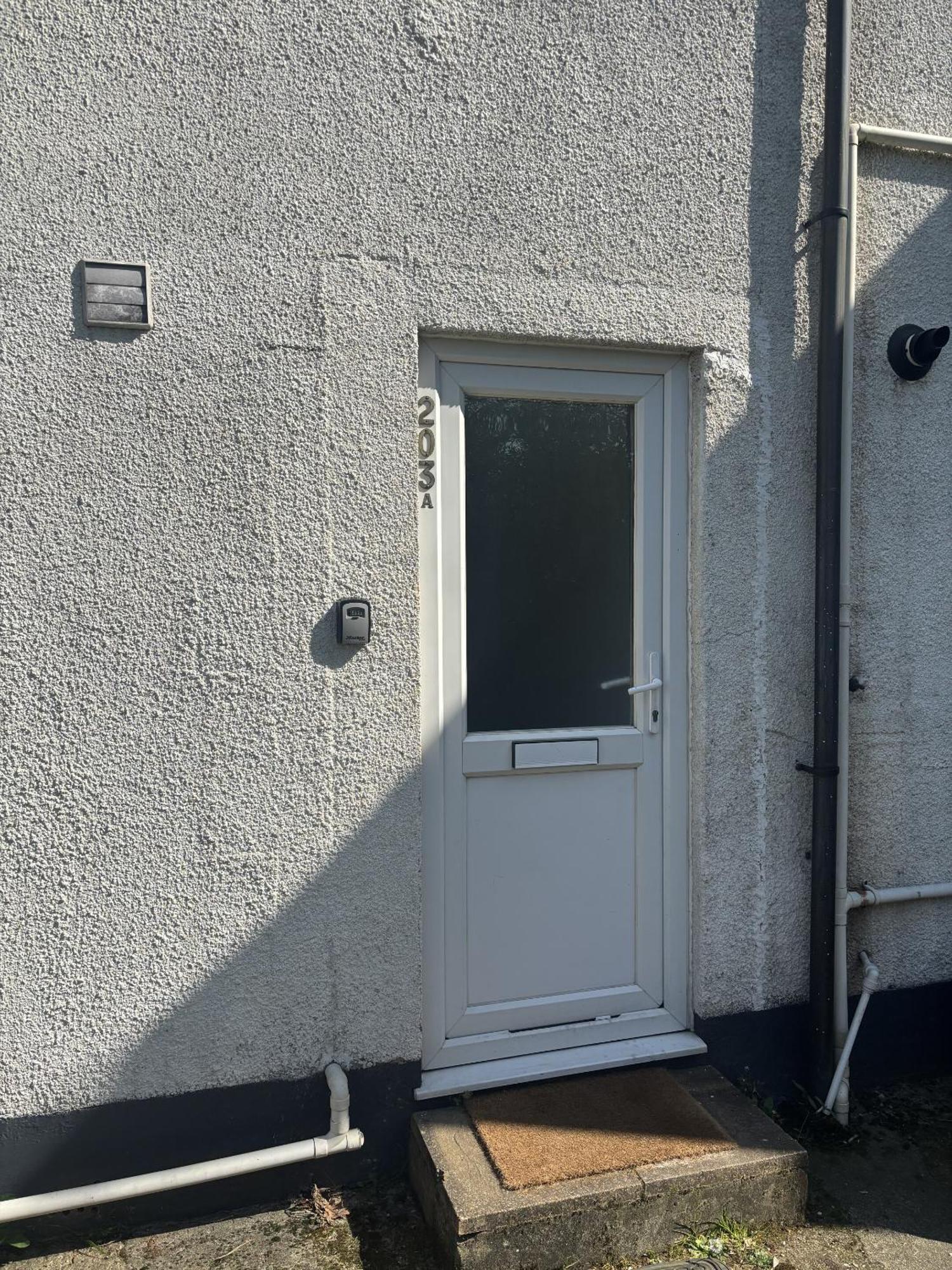 Urban Living - 2 Beds Apartment, Driveway Parking, Centrally Located!! Bed & Breakfast *