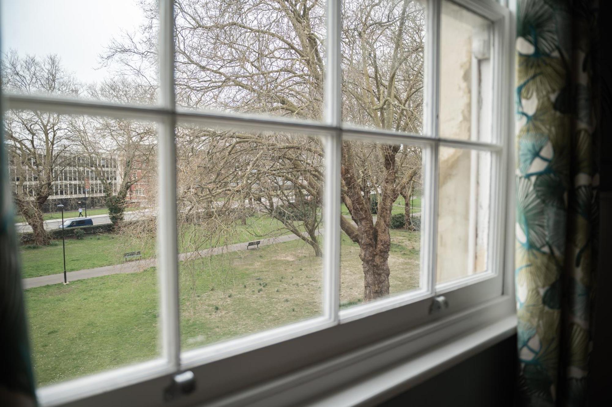 31 Queens Terrace * Southampton