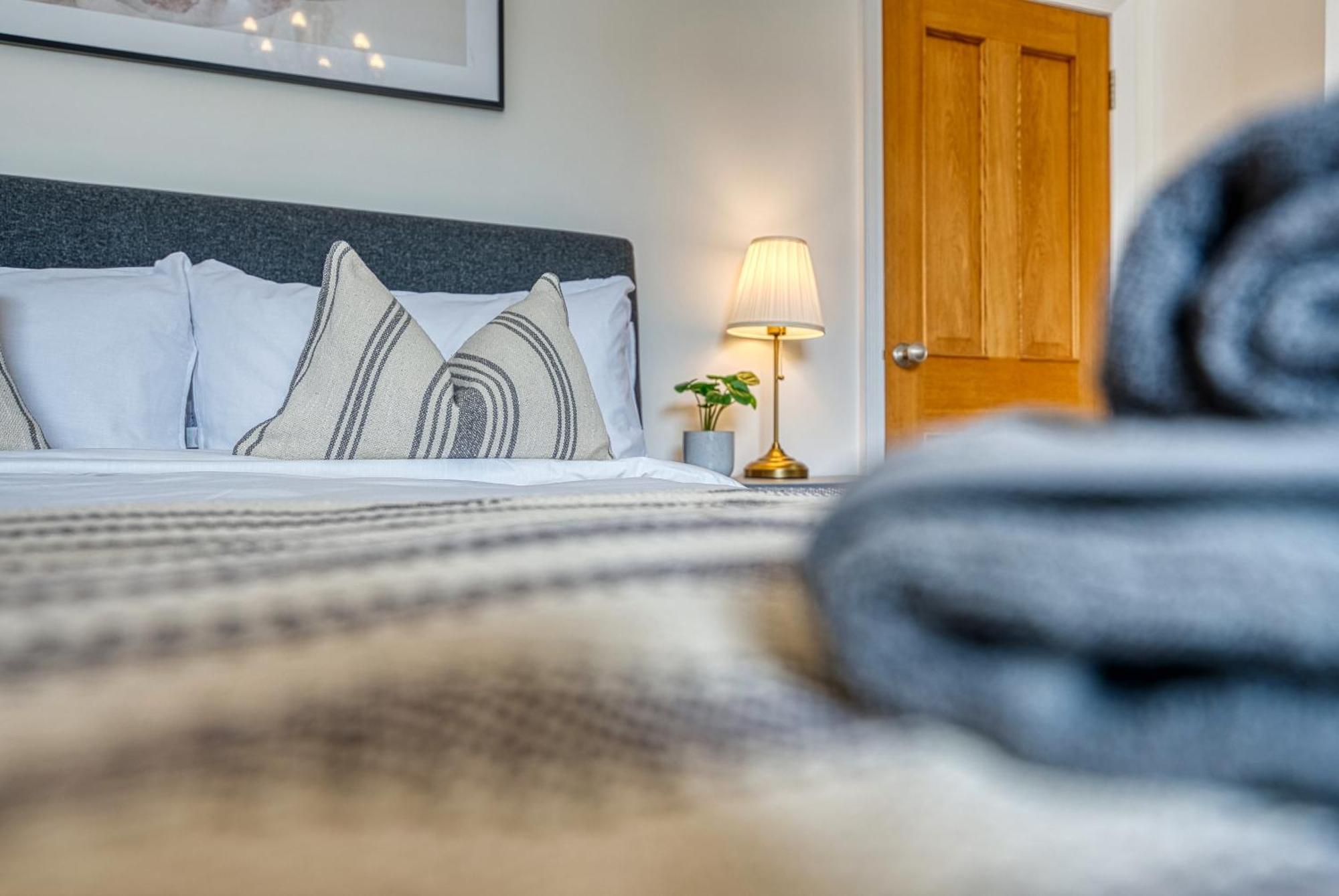Apartamento 2-bedroom Stunning, Modern & Spacious Apartment, Near Ocean Village, Southampton, Summer Offer Available - By Blue Puffin
