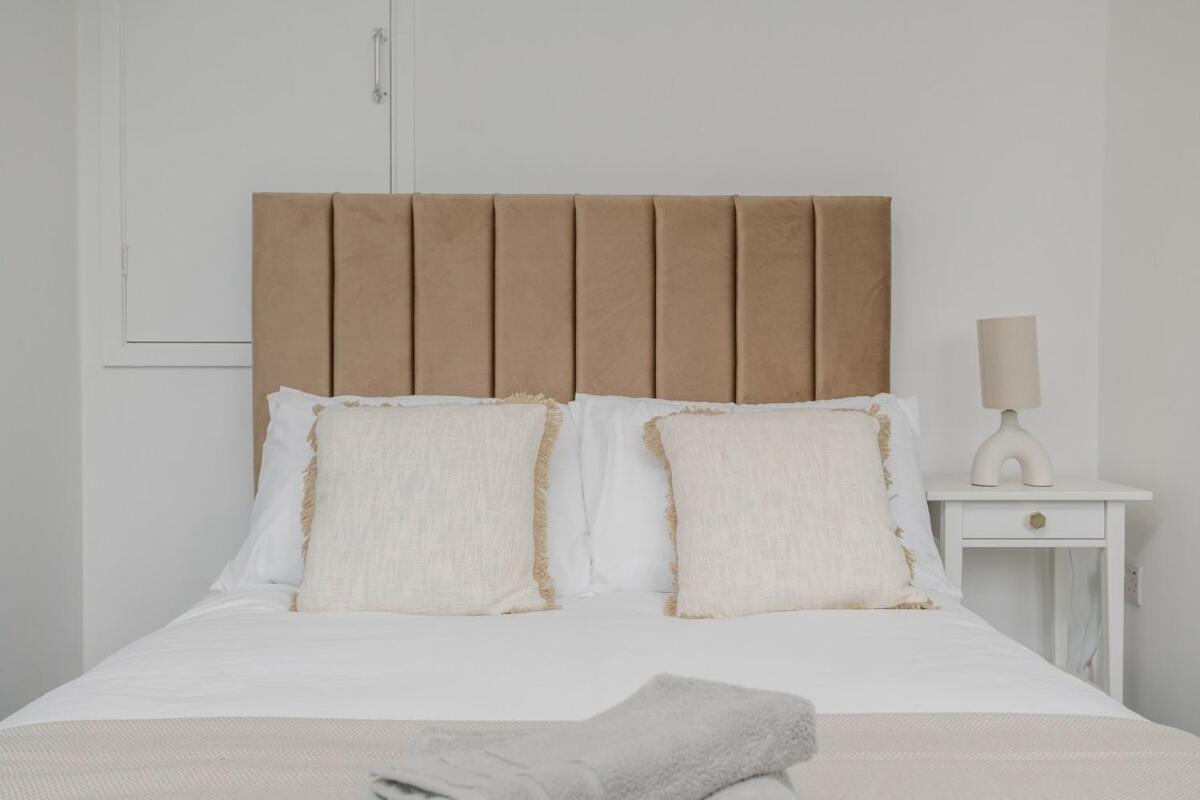 Stylish 4 Bed, 4 En-suite In Centre, Parking Casa de férias *