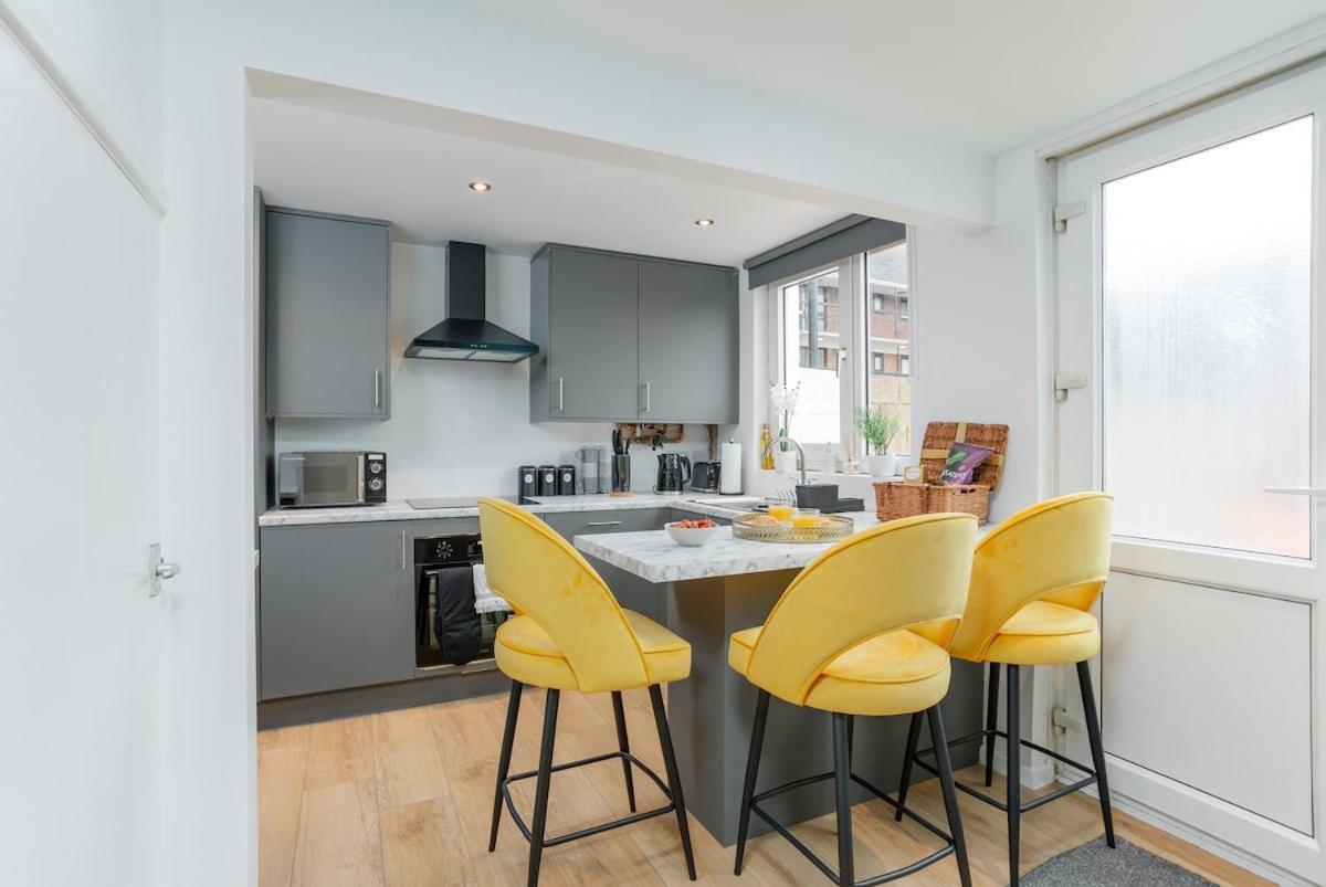 Stylish 4 Bed, 4 En-suite In Centre, Parking *