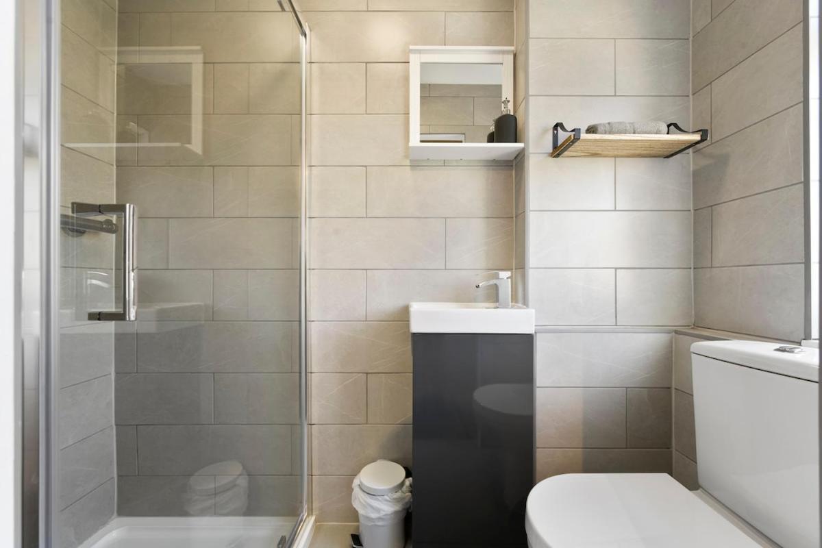 Modern 4 Bed & 4 En-suite Centre With Parking Holiday home *