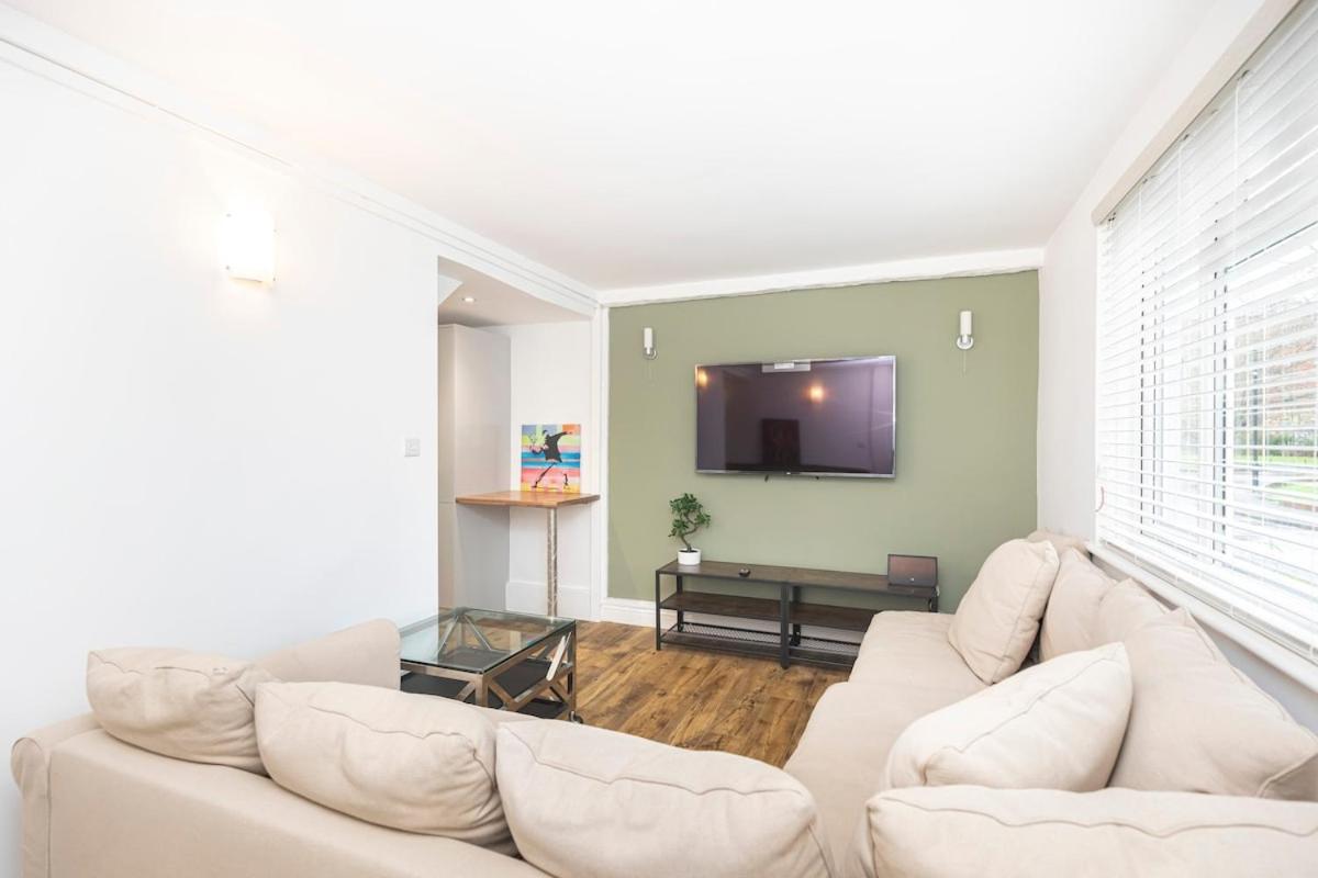 Modern 4 Bed & 4 En-suite Centre With Parking Holiday home