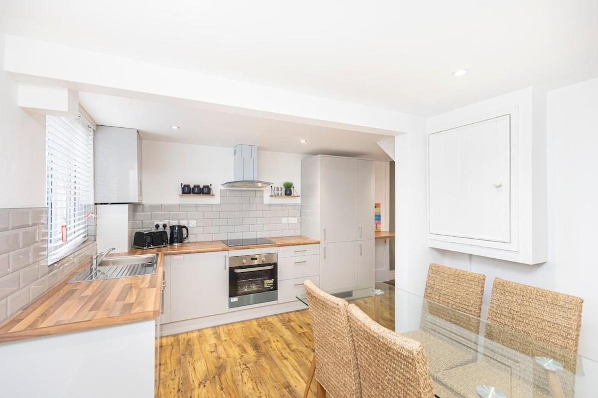 Modern 4 Bed & 4 En-suite Centre With Parking *