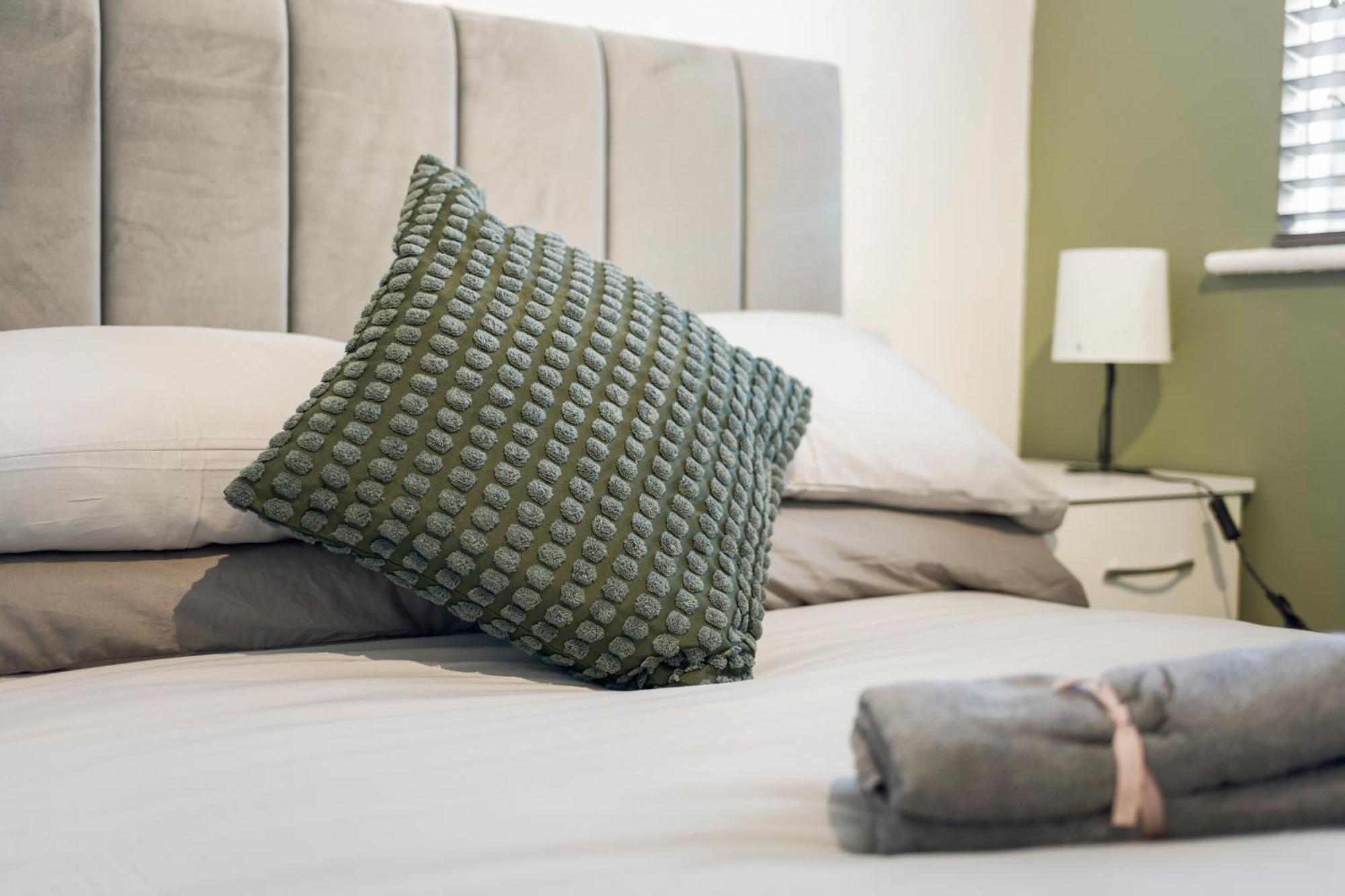 Modern 4 Bed & 4 En-suite Centre With Parking