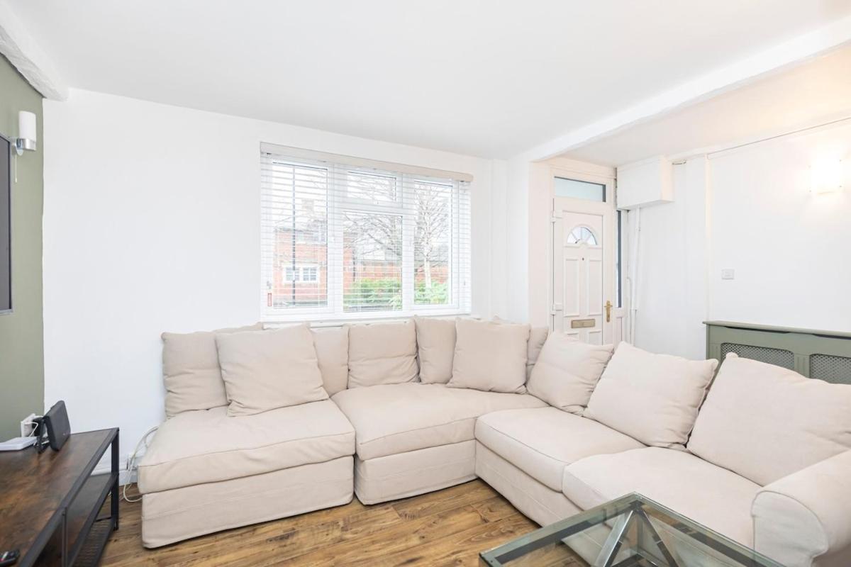 Modern 4 Bed & 4 En-suite Centre With Parking Holiday home