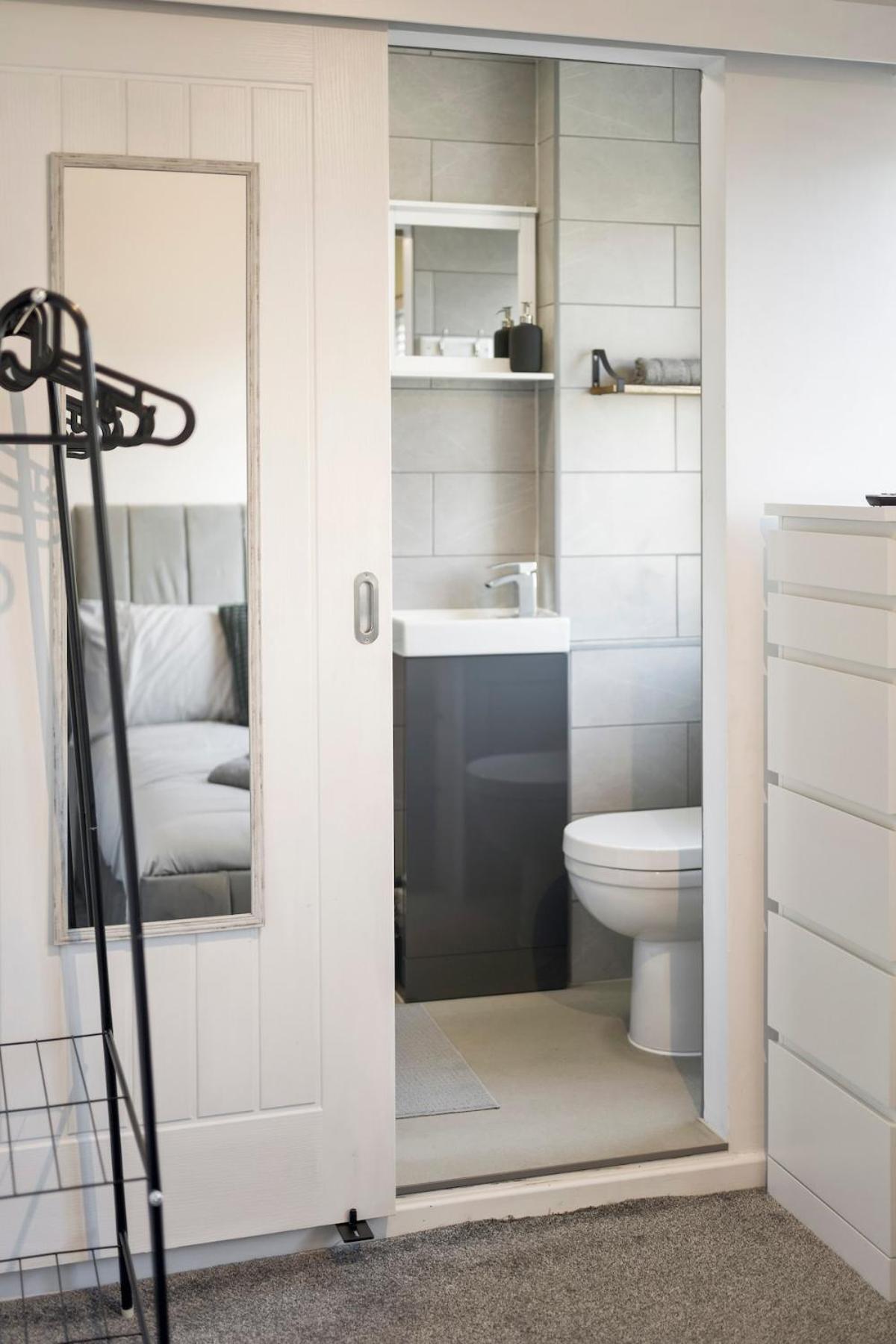 Holiday home Modern 4 Bed & 4 En-suite Centre With Parking *