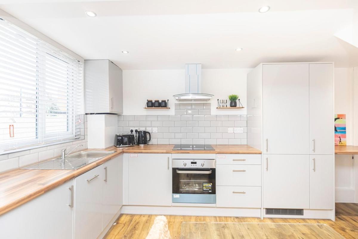 Modern 4 Bed & 4 En-suite Centre With Parking Holiday home *