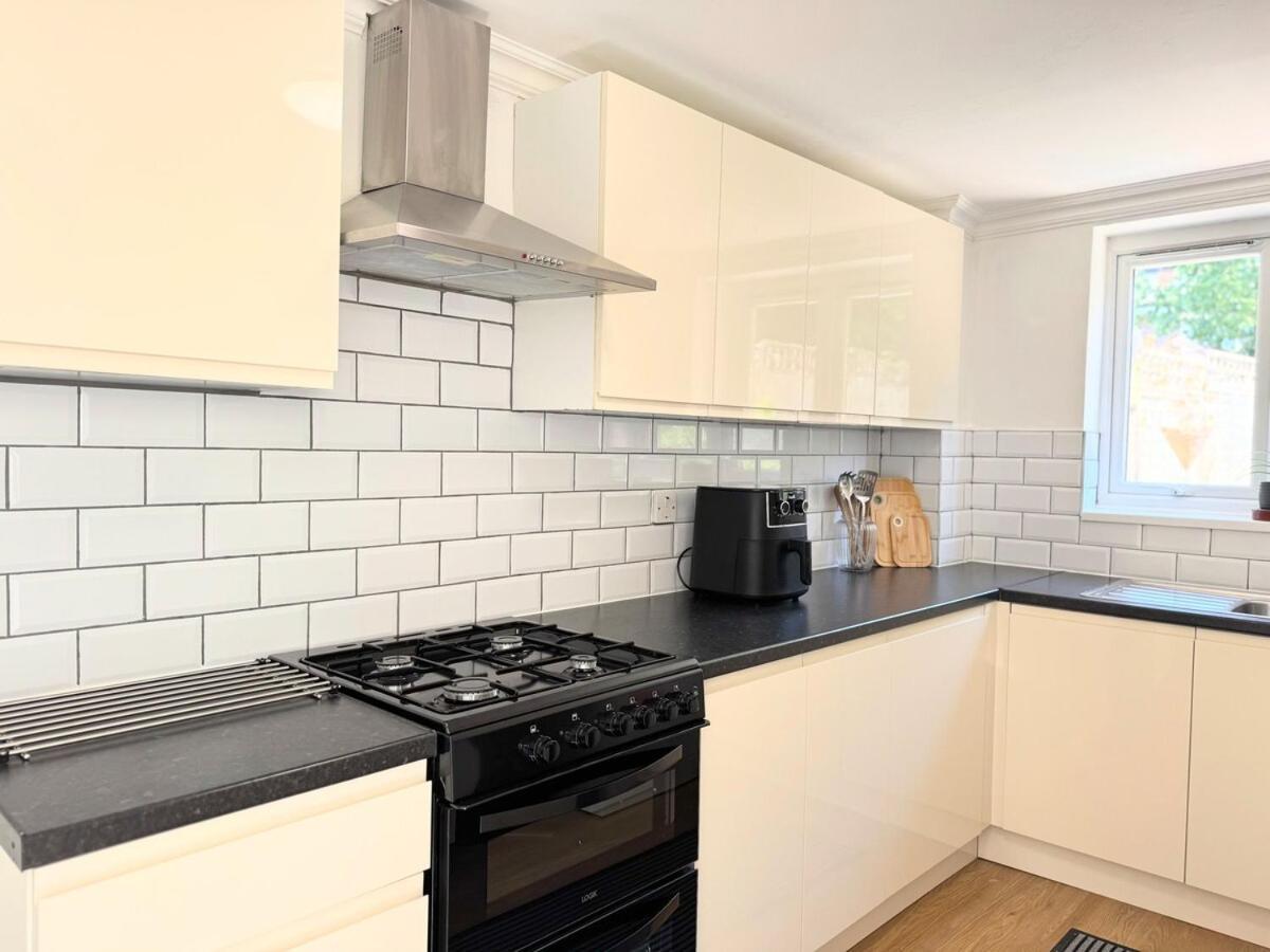 New Spacious 4 Bedrooms 5 Beds House Sleeps 8! Holiday home *