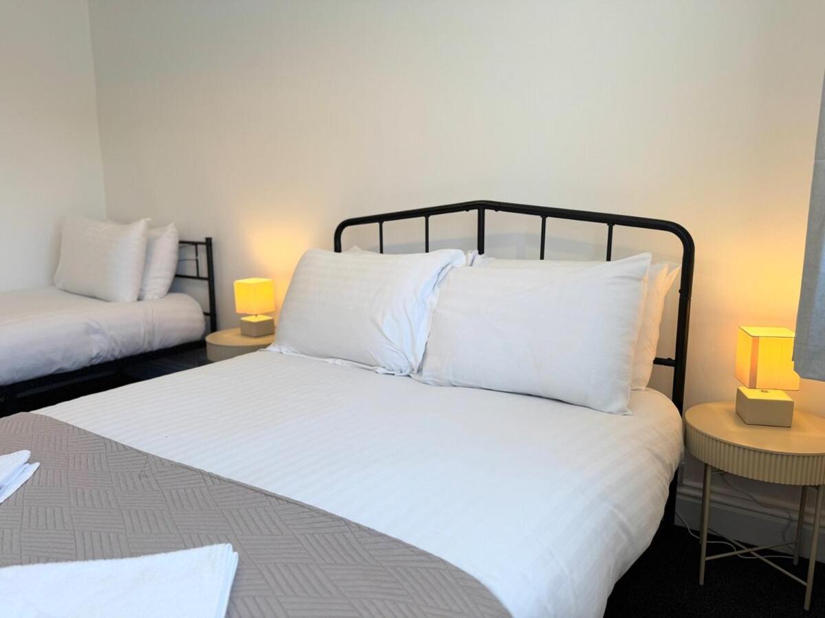 New Spacious 4 Bedrooms 5 Beds House Sleeps 8! * Southampton